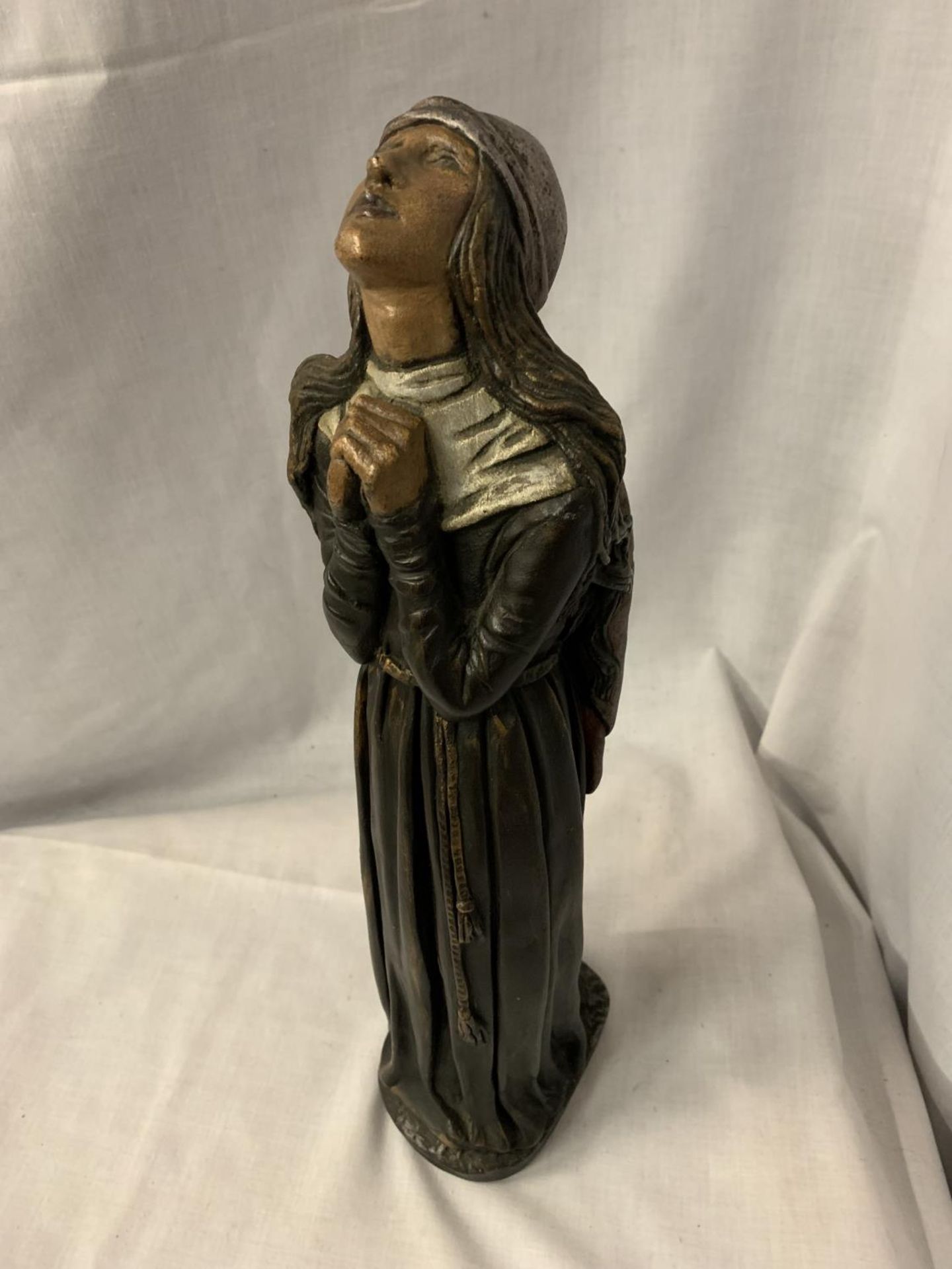 A CERAMIC FIGURE OF A LADY IN PRAYER HEIGHT APPROX 41CM - Image 2 of 6
