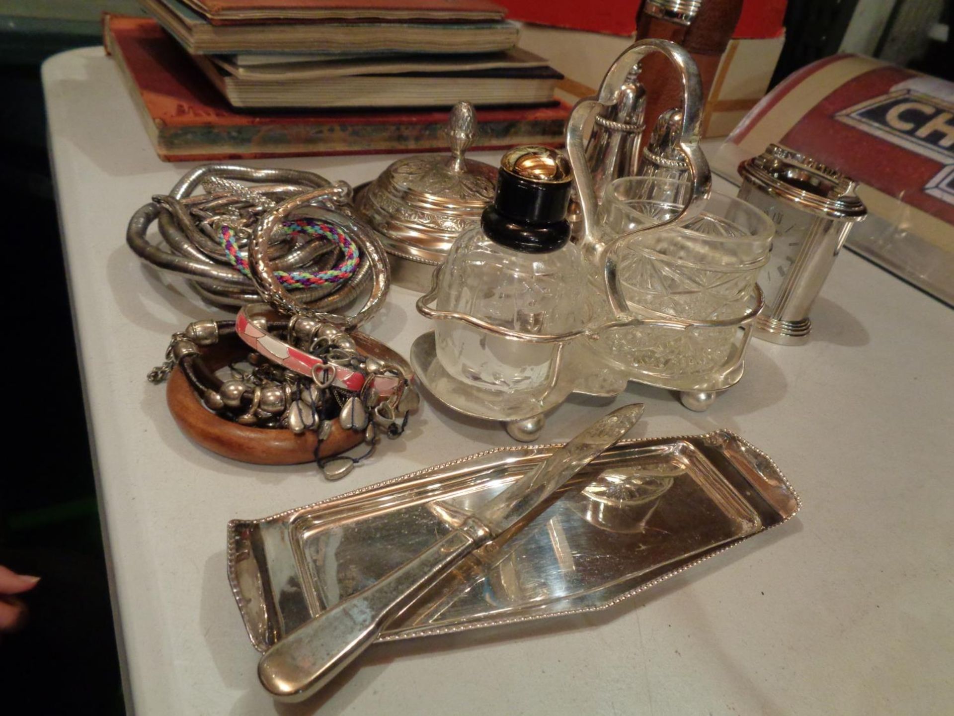 A NUMBER OF SILVER PLATED ITEMS TO INCLUDE A SALT AND PEPPER SHAKER AND ALSO SOME COSTUME JEWELLERY - Image 3 of 4
