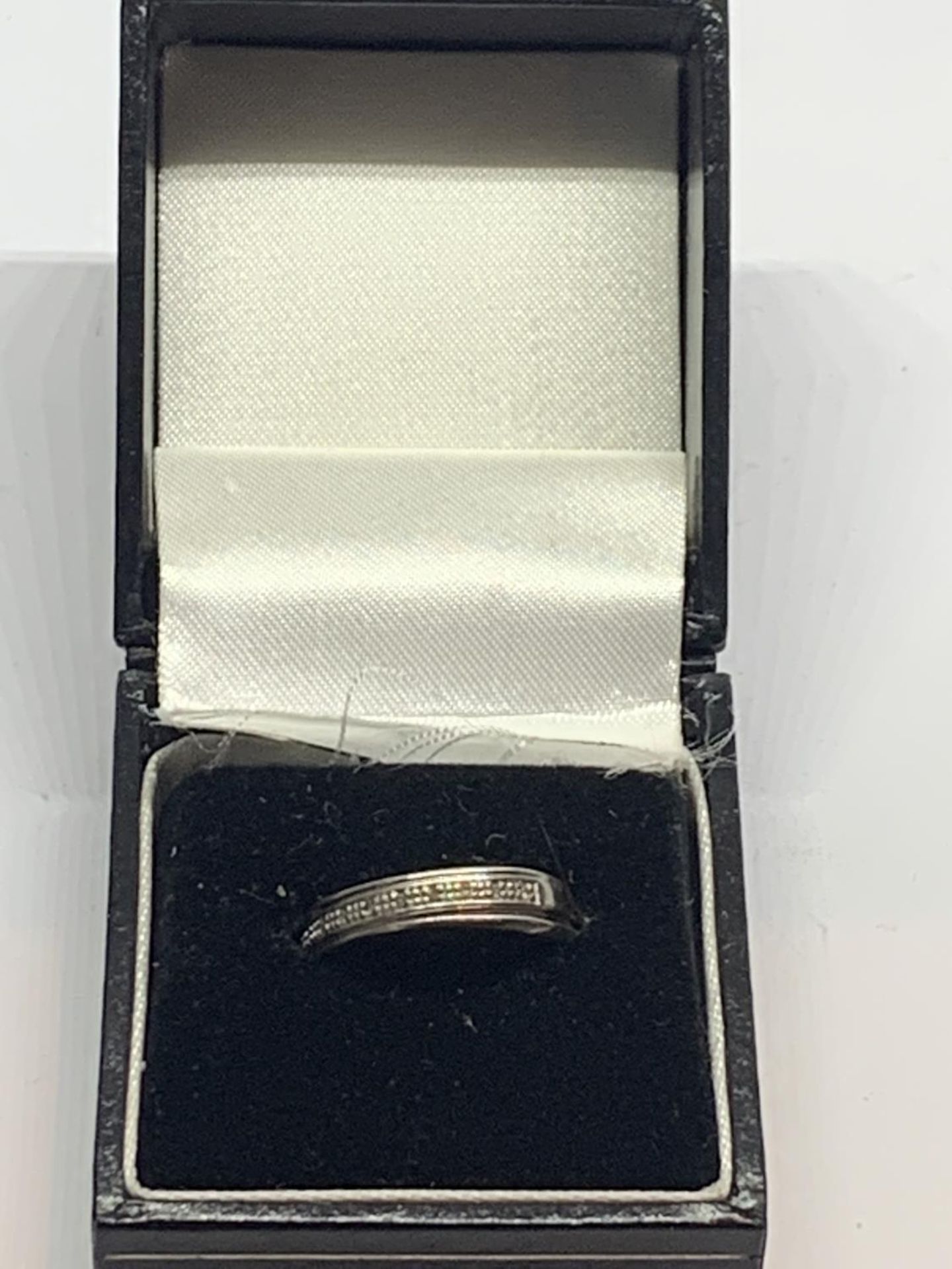 A 9 CARAT WHITE GOLD RING WITH IN LINE DIAMONDS SIZE M/N WITH A PRESENTATION BOX - Image 4 of 4