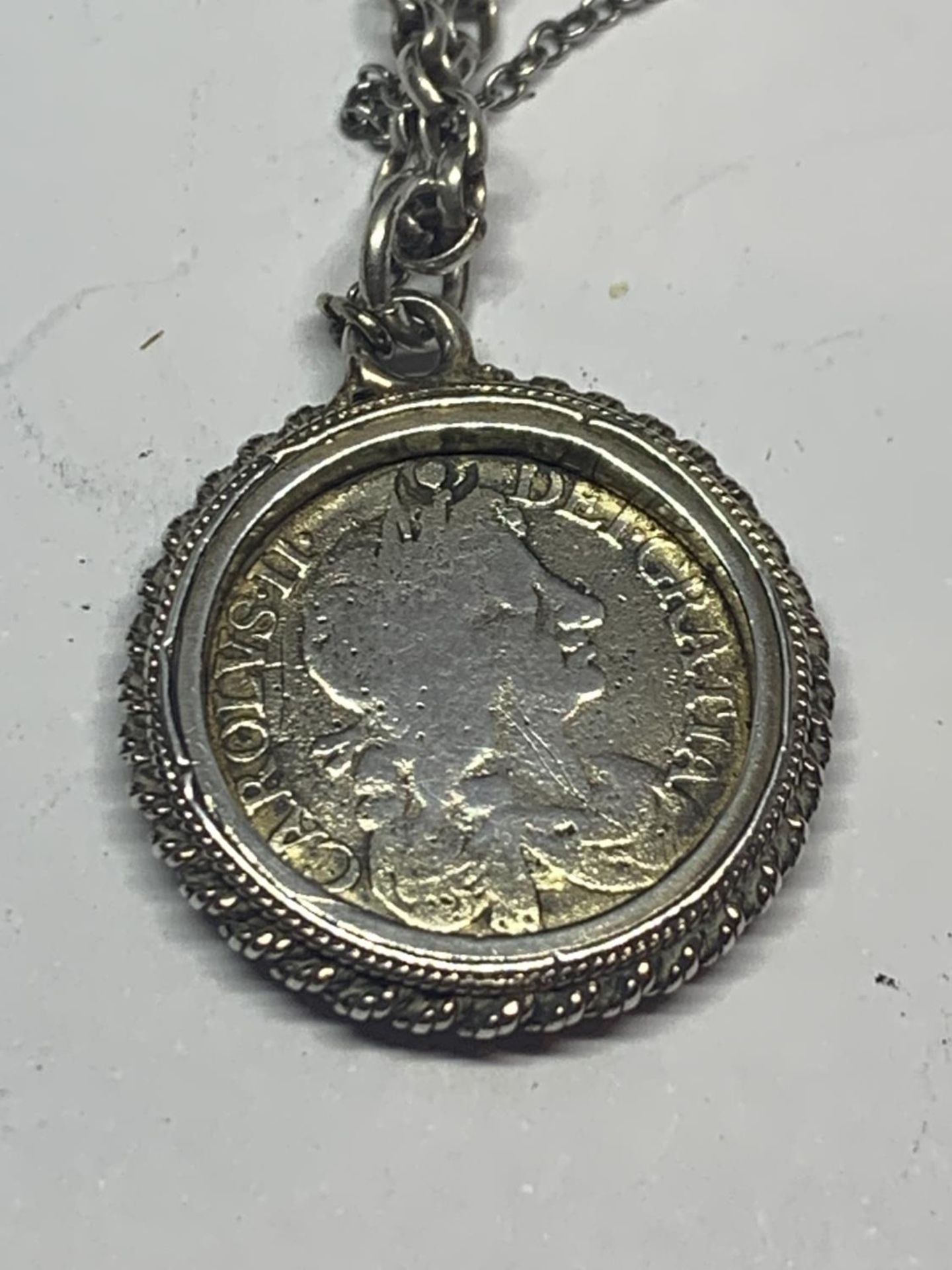 A SILVER GEORGE III FOUR PENCE IN A MOUNT ON A CHAIN WITH A PRESENTATION BOX - Image 3 of 3