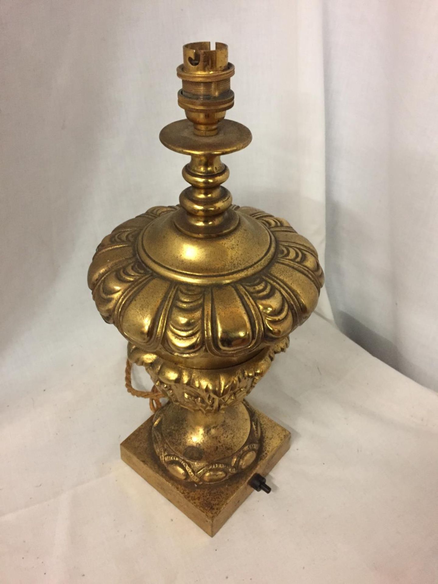 A DECORATIVE NEO CLASSICAL STYLE GILDED BRASS TABLE LAMP, HEIGHT APPROX 37CM, DIAMETER OF WIDEST - Image 2 of 3