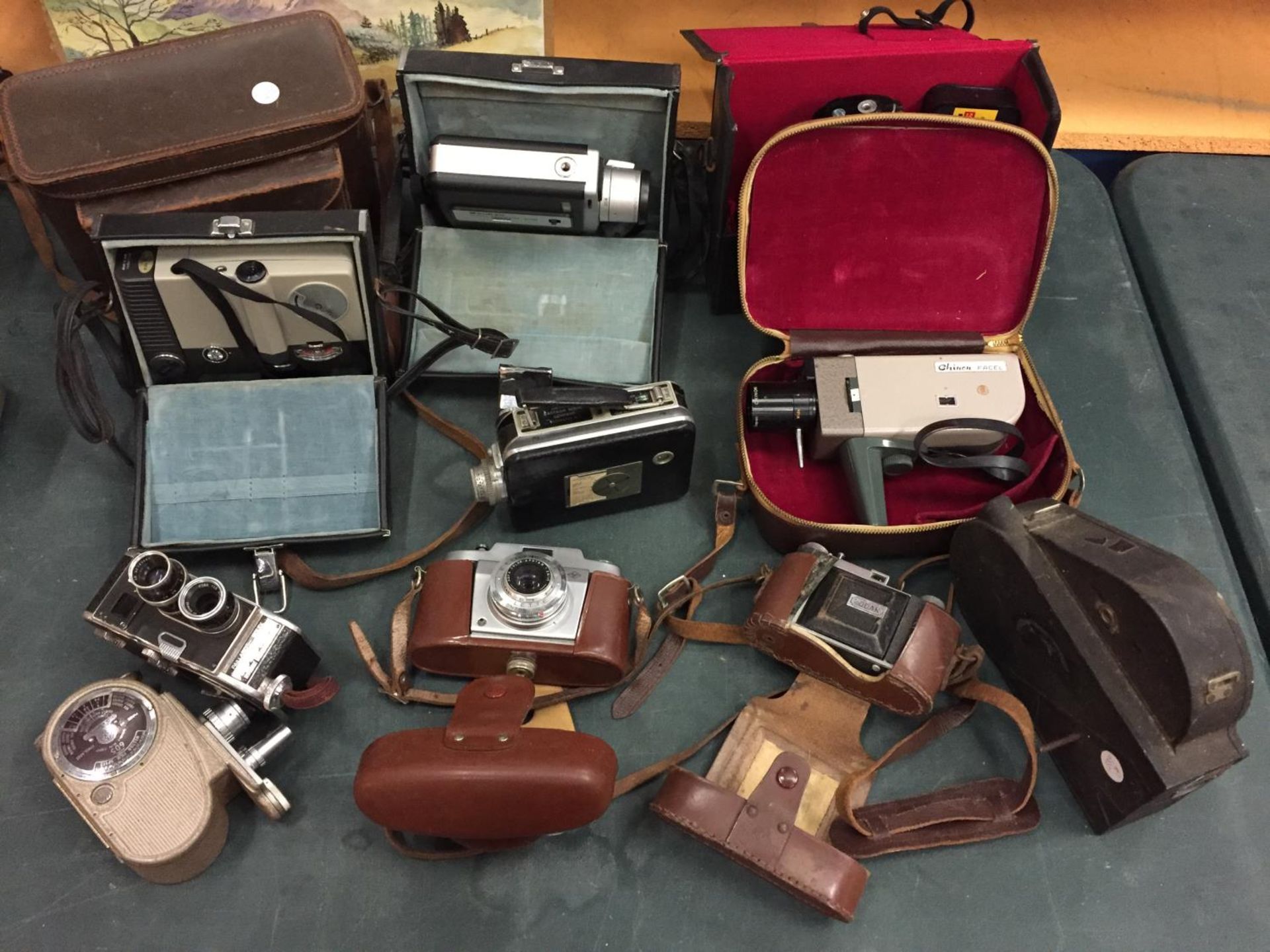 AN ASSORTMENT OF CAMERAS TO INCLUDE A CHINON FACEL, A MAGAZINE CINE-KODAK EIGHT MODEL 90, A PAILLARD