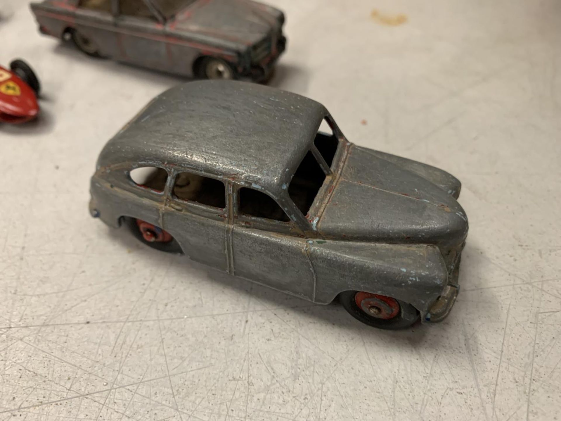 EIGHT VINTAGE TOY VEHICLES TO INCLUDE CARS AND MOTORBIKES - Image 8 of 12