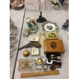 A MIXED COLLECTION OF ITEMS TO INCLUDE TWO SMALL BOXES, ASHTRAYS, A WALL PLAQUE, LETTER OPENERS ETC