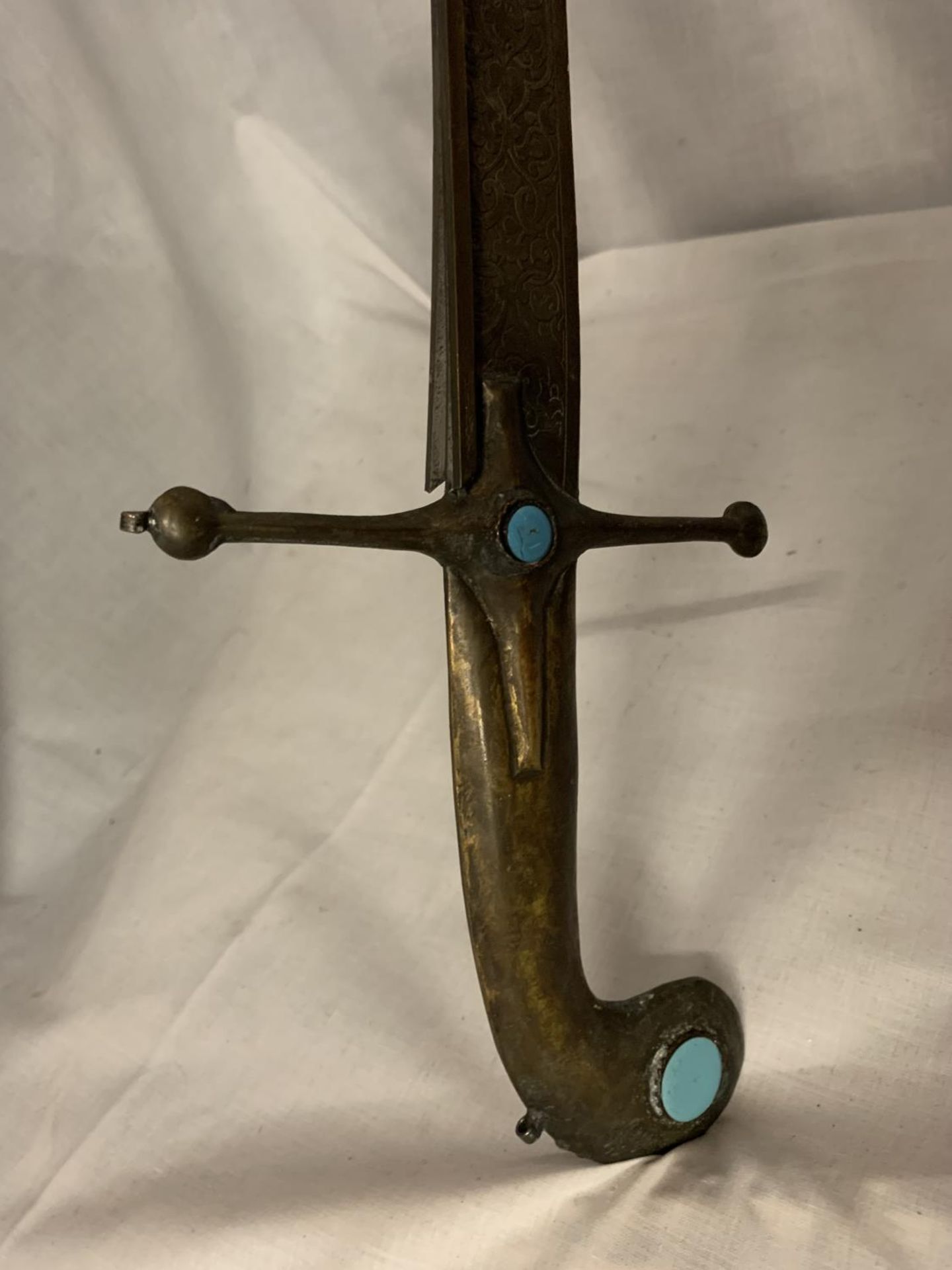 AN ANTIQUE BRASS SWORD WITH TURQUOISE STONE DECORATION - Image 4 of 5