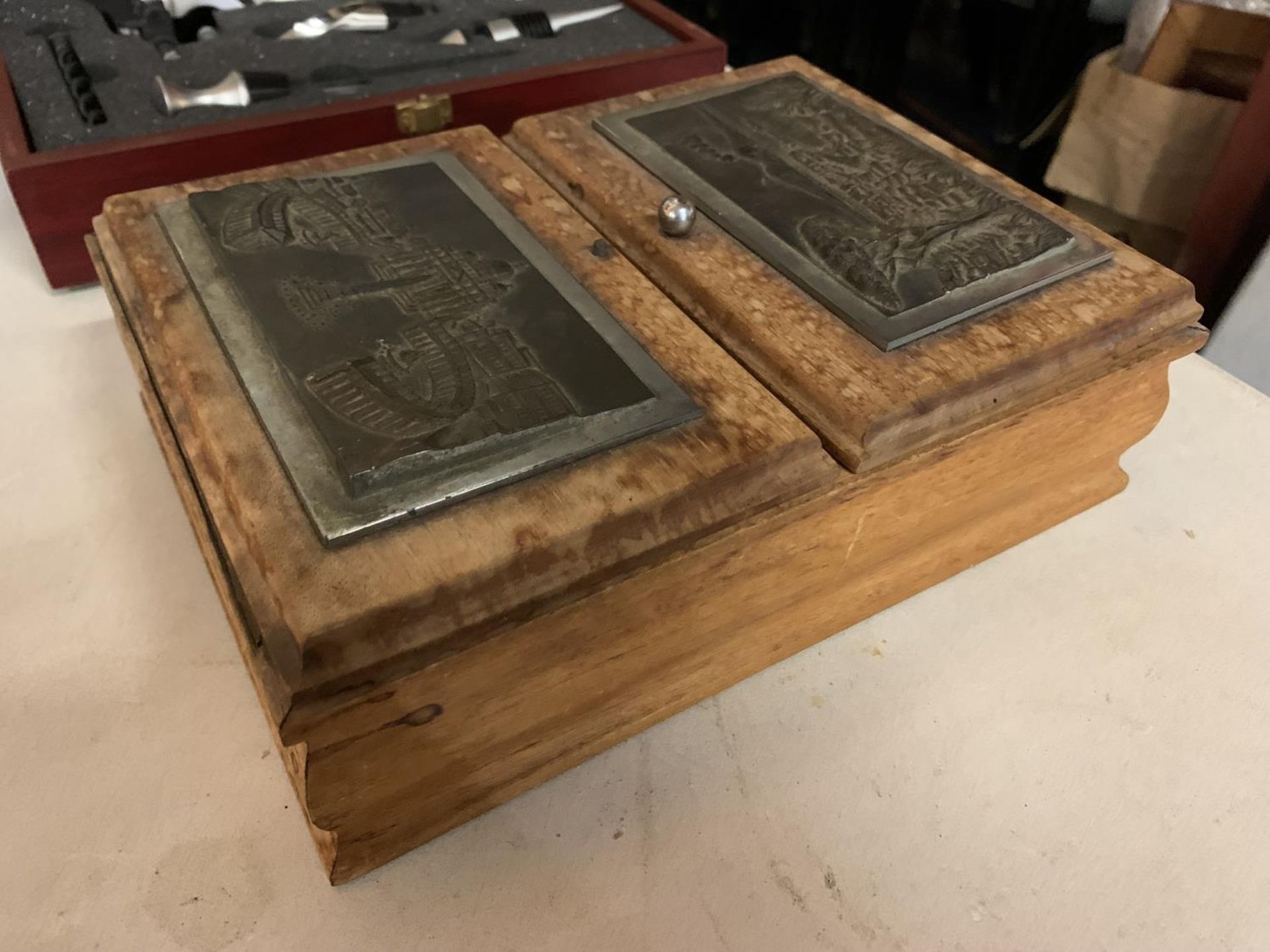 A WOODEN BOX WITH A DOUBLE HINGED TOP AND COSTUME JEWELLERY - Image 4 of 4