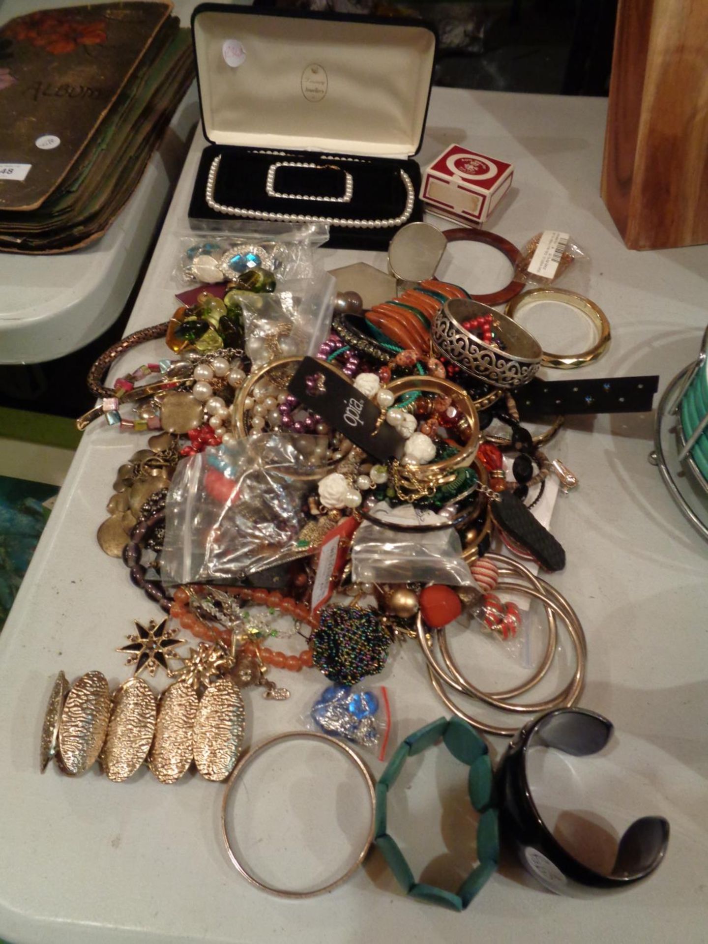 A SELECTION OF COSTUME JEWELLERY TO INCLUDE BRACELETS, BANGLES AND BEADED NECKLACES ETC