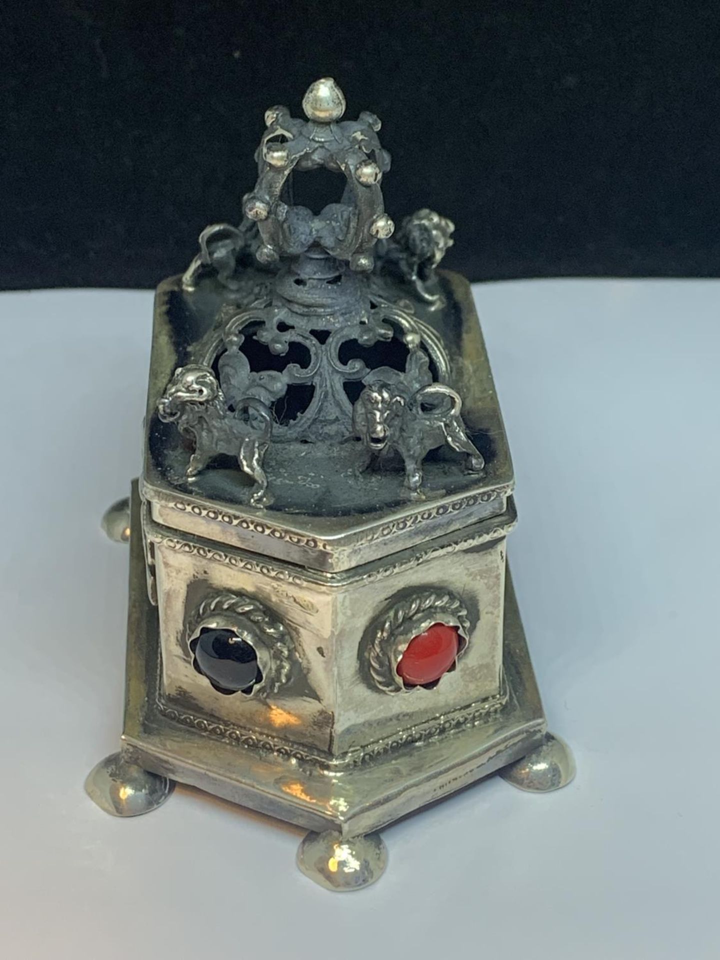 A HIGHLY DECORATIVE RUSSIAN MARKED SILVER SIX SIDED AND LIDDED JUDICA BOX WITH LID FEATURING FOUR - Image 2 of 6