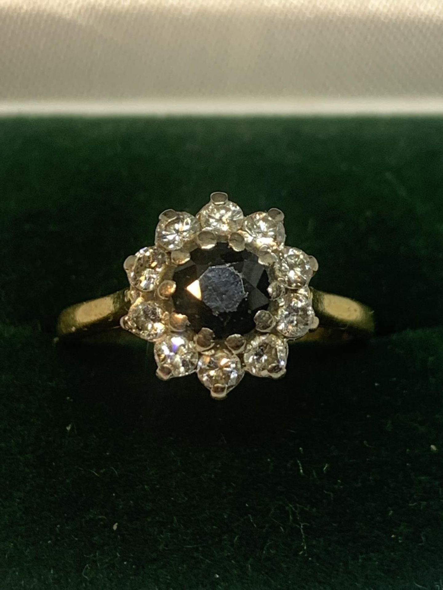 AN 18 CARAT GOLD RING WITH A CENTRE SAPPHIRE SURROUNDED BY DIAMONDS SIZE L IN A PRESENTATION BOX