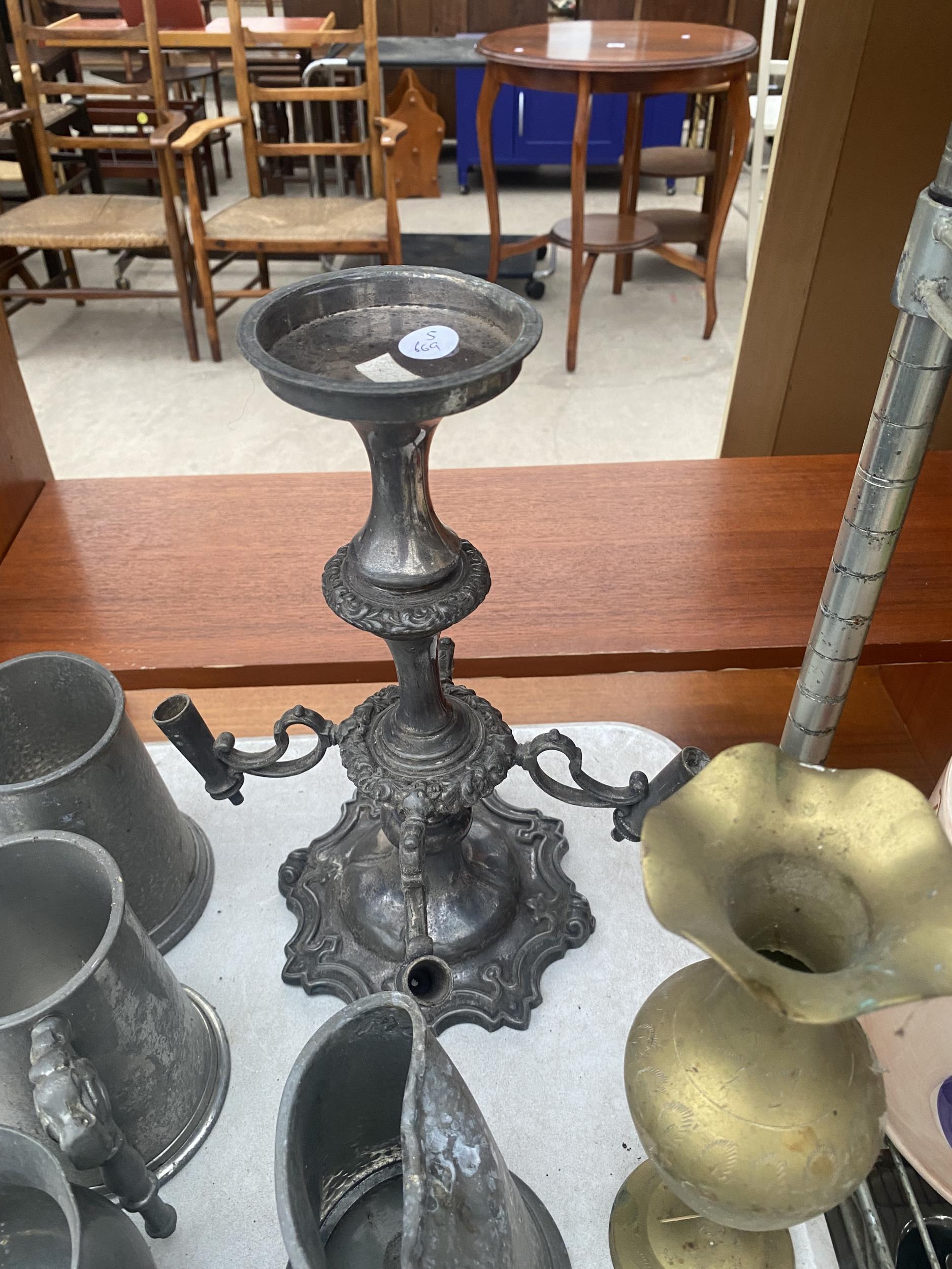 AN ASSORTMENT OF BRASS AND PEWTER ITEMS TO INCLUDE TANKARDS, GOBLETS AND A CANDLESTICK ETC - Image 4 of 4