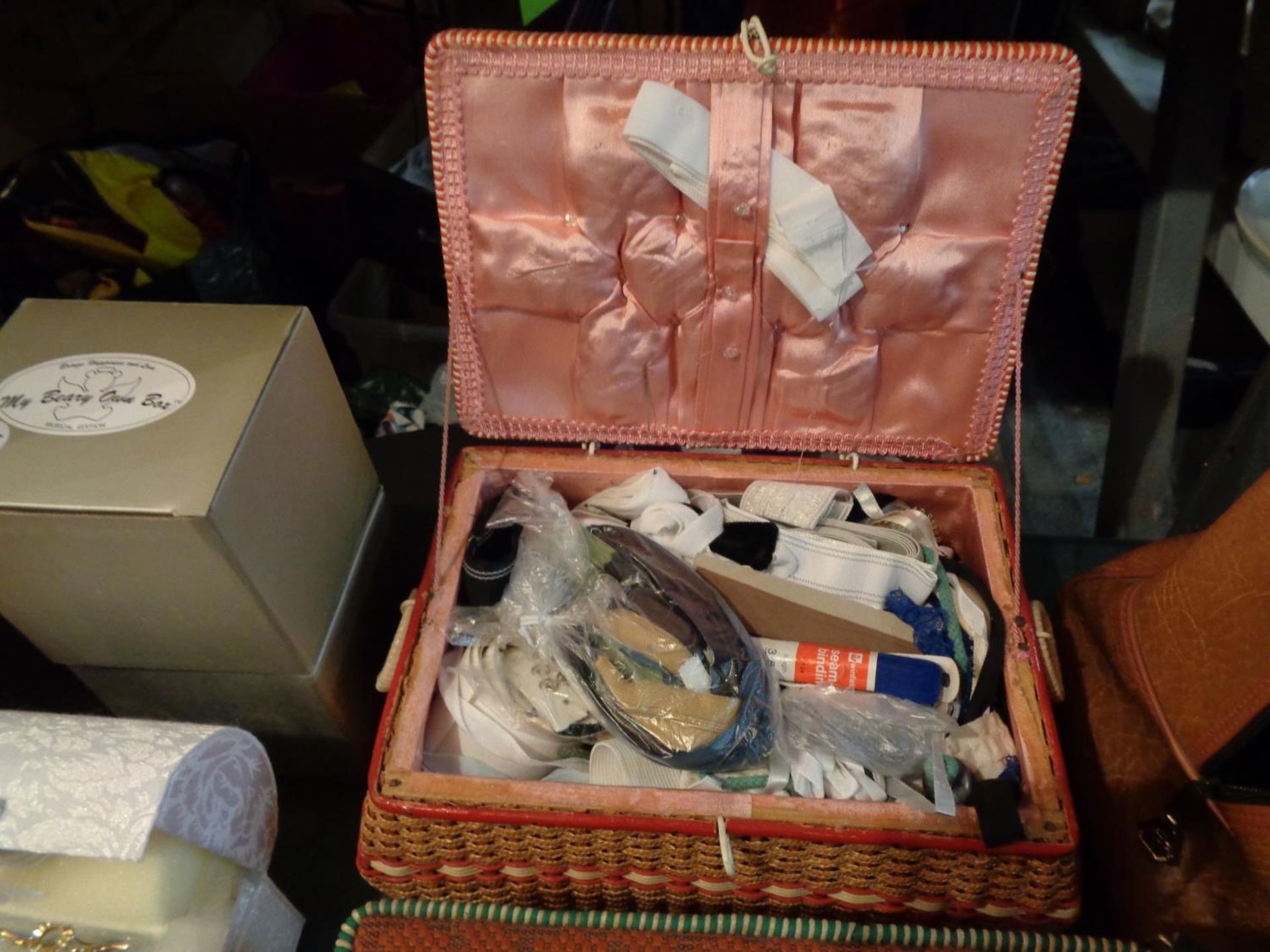 A PAIR OF RETRO SEWING BASKETS AND CONTENTS WITHIN, A WICKER LIDDED BOX CONTAINING A LARGE - Image 2 of 5