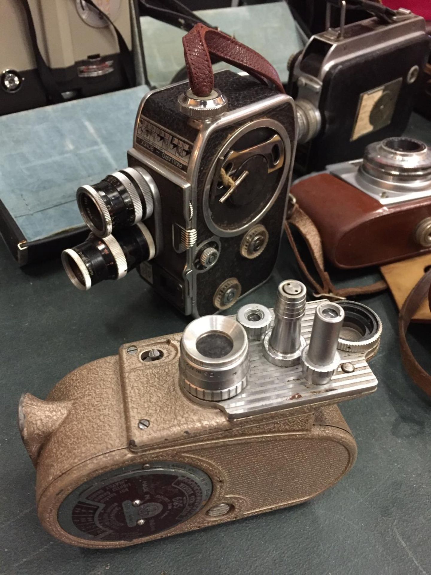 AN ASSORTMENT OF CAMERAS TO INCLUDE A CHINON FACEL, A MAGAZINE CINE-KODAK EIGHT MODEL 90, A PAILLARD - Image 7 of 9