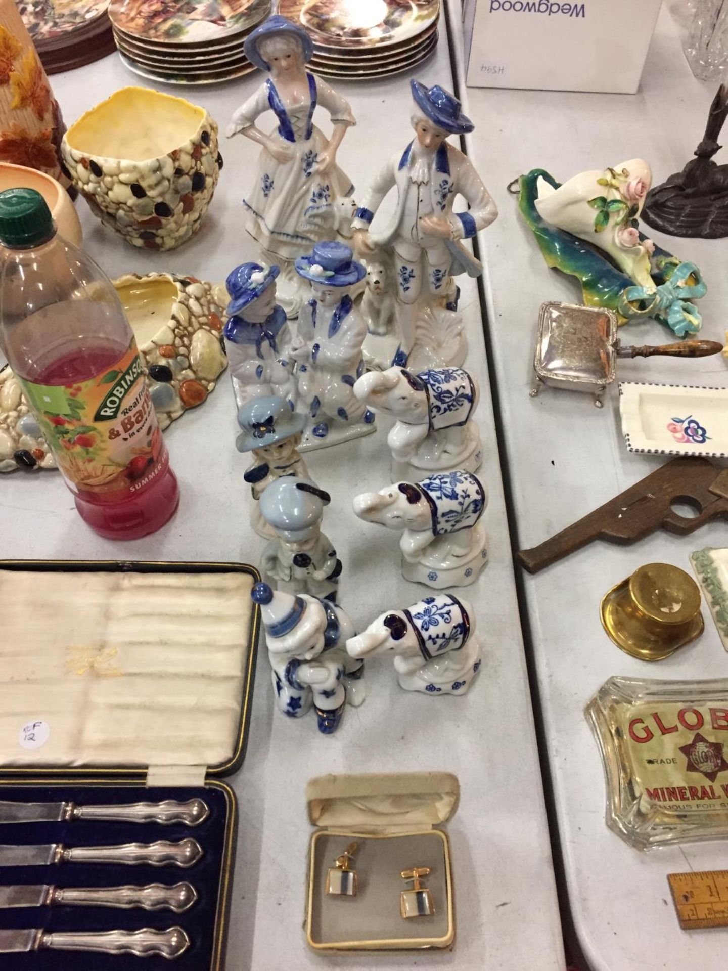 A MIXED COLLECTION OF BLUE AND WHITE FIGURES AND FIGURINES TOGETHER WITH A PAIR OF BOXED CUFFLINKS