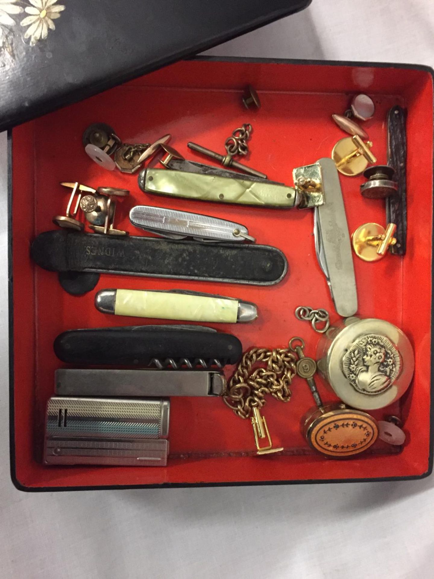 AN ORIENTAL SYLE LACQUERED BOX CONTAINING COLLECTABLES TO INCLUDE PEN KNIVES, CUFFLINKS AND PILL - Image 2 of 3