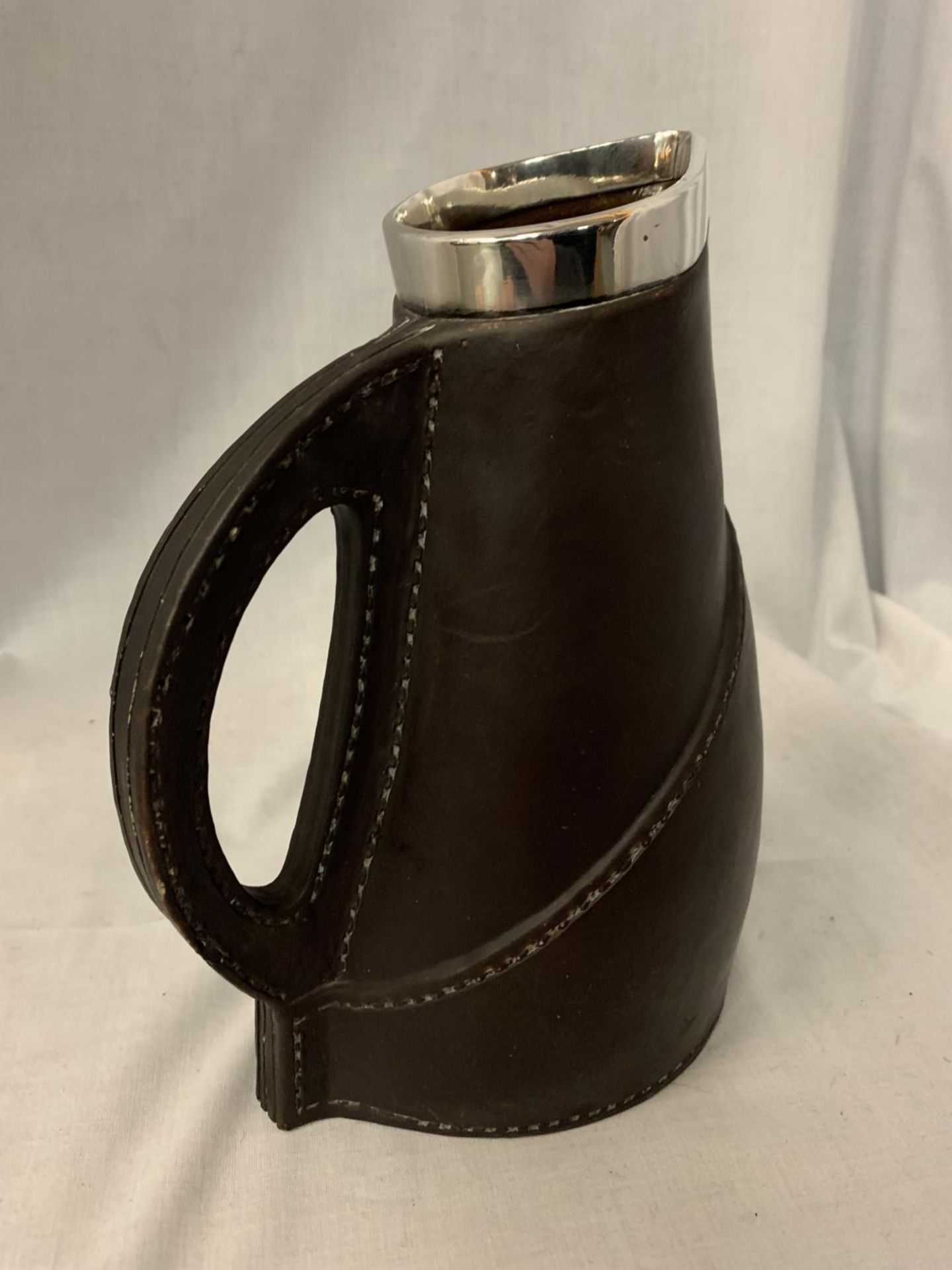 A HALLMARKED SILVER FAUX LEATHER COVERED DOULTON LAMBETH JUG CIRCA 1900 - Image 4 of 5