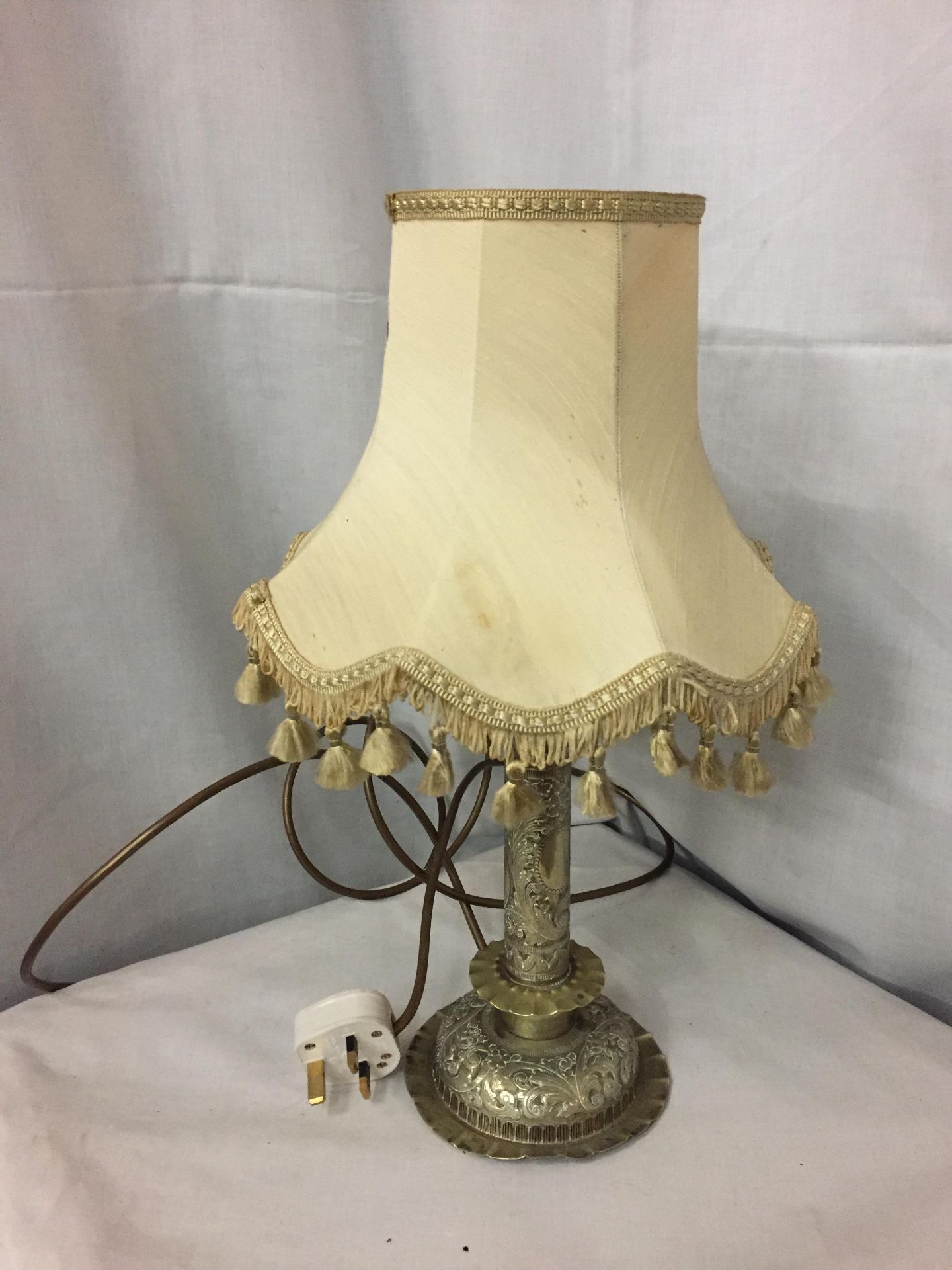 AN ORNATE WHITE METAL LAMP BASE - Image 2 of 6