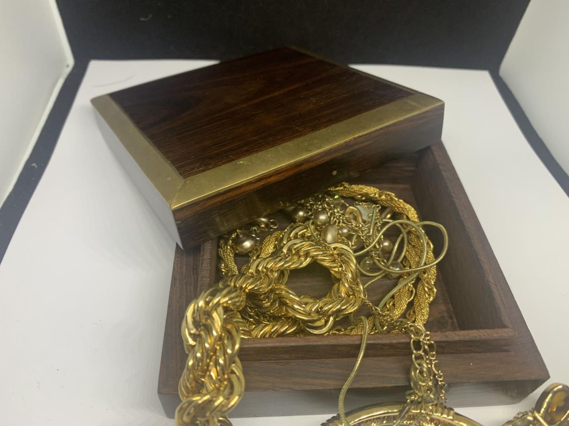 A WOOD AND BRASS BOX WITH YELLOW METAL COSTUME JEWELLERY - Image 3 of 3