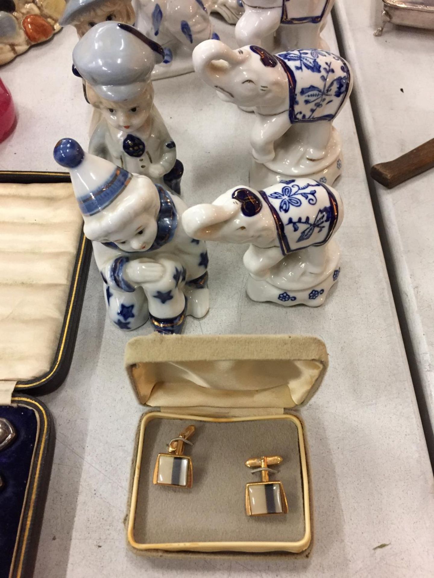 A MIXED COLLECTION OF BLUE AND WHITE FIGURES AND FIGURINES TOGETHER WITH A PAIR OF BOXED CUFFLINKS - Image 2 of 5