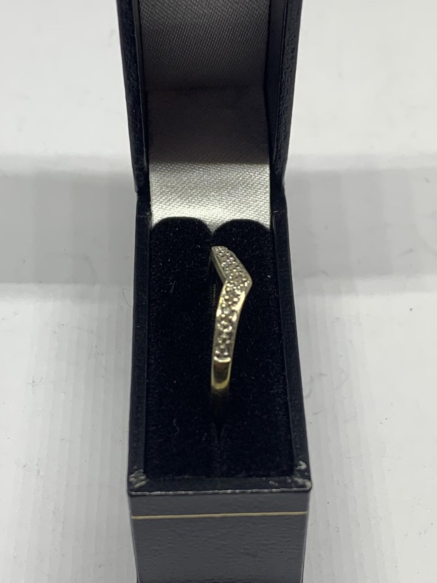 A 9 CARAT GOLD RING WITH DIAMONDS IN A WISHBONE DESIGN SIZE O WITH A PRESENTATION BOX - Image 2 of 5