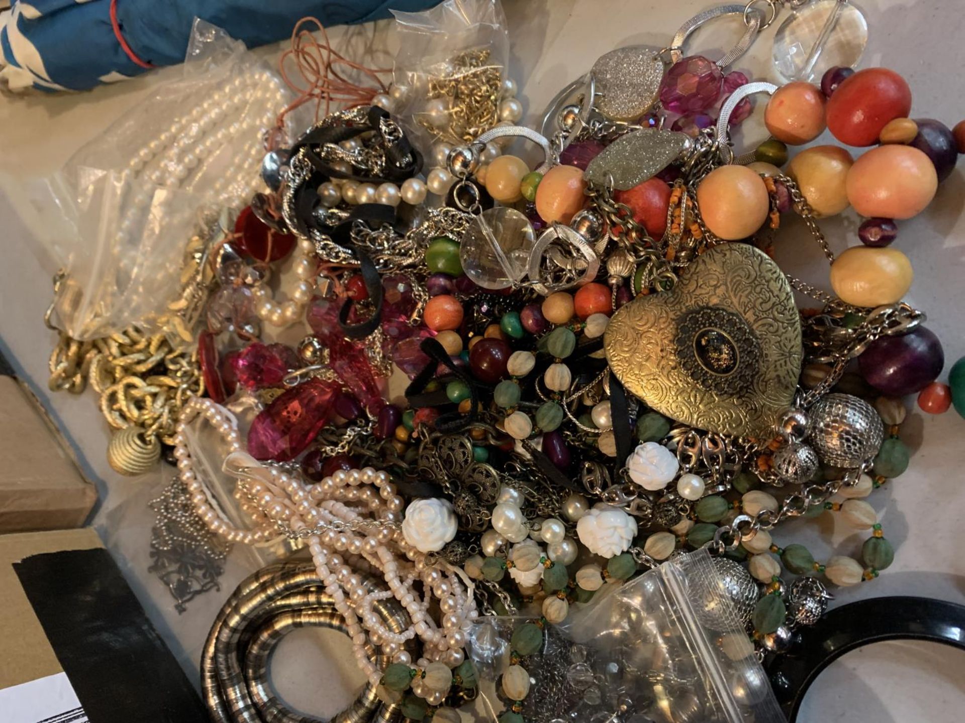 A SELECTION OF OF COSTUME JEWELLERY TO INCLUDE BANGLES AND BEADED NECKLACES - Image 3 of 4