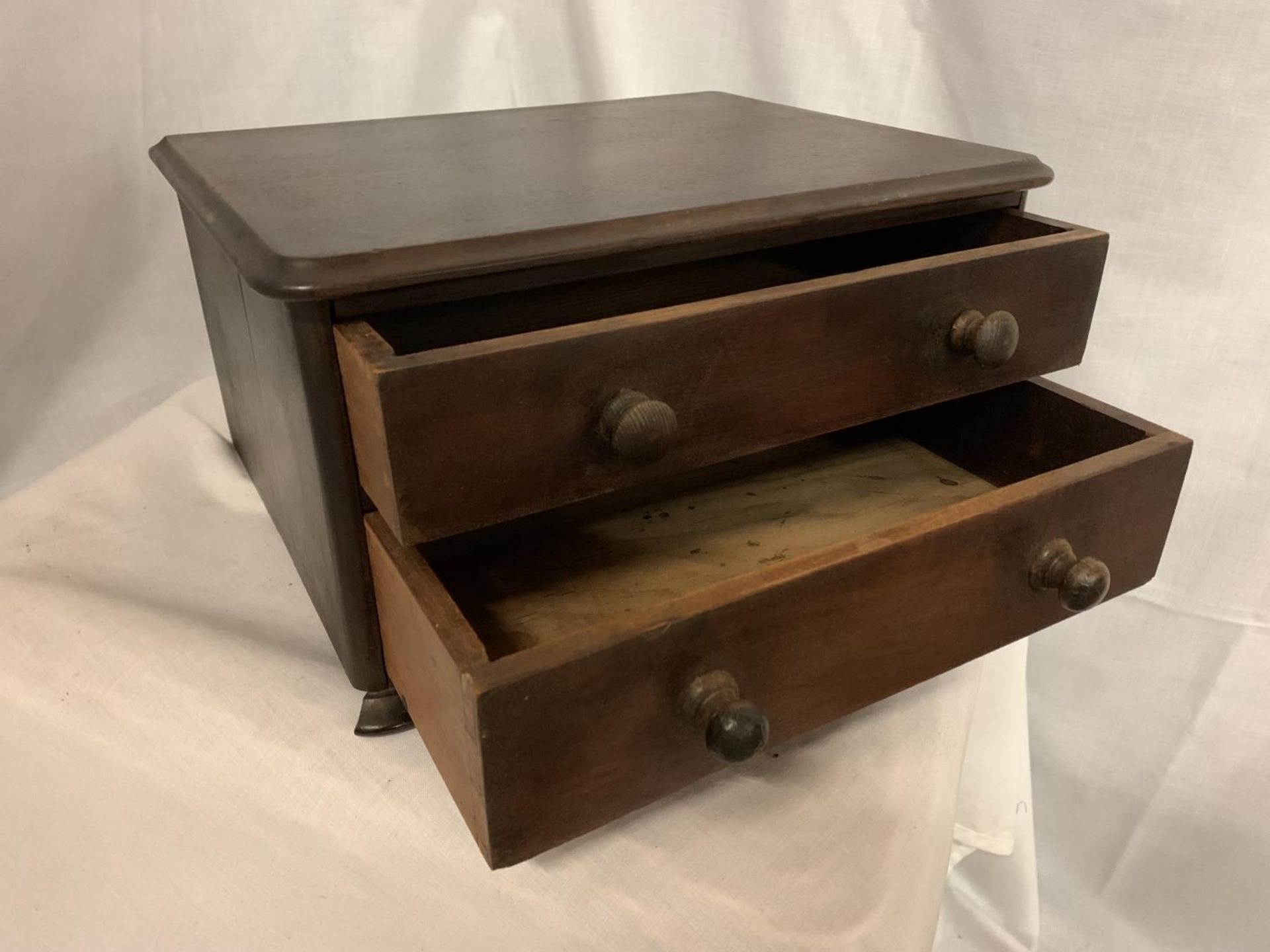 AN OAK TABLE TOP TWO DRAWER CHEST - Image 3 of 5