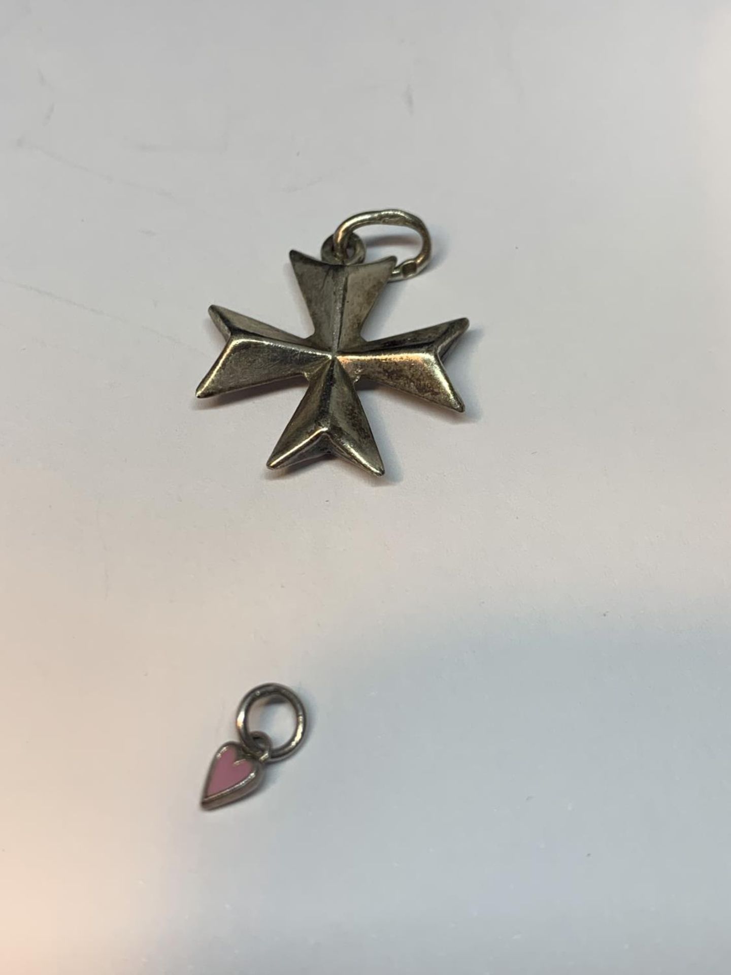 SIX SILVER PENDANTS TO INCLUDE A PINK STONE, MALTESE CROSS, EWER, CLEAR STONE ETC - Image 4 of 4