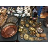 A SELECTION OF BRASS WARE TO INCLUDE CANDLESTICKS, A FIRESIDE SET AND VARIOUS OTHER ITEMS