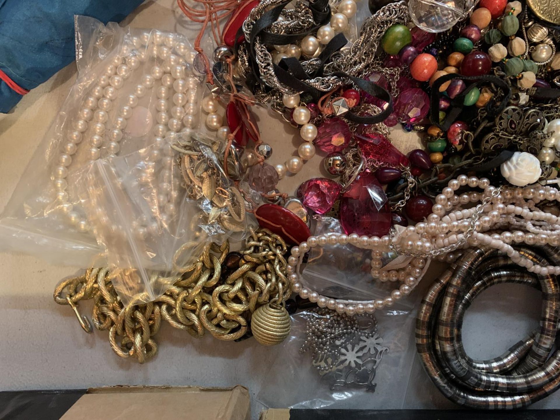 A SELECTION OF OF COSTUME JEWELLERY TO INCLUDE BANGLES AND BEADED NECKLACES - Image 4 of 4