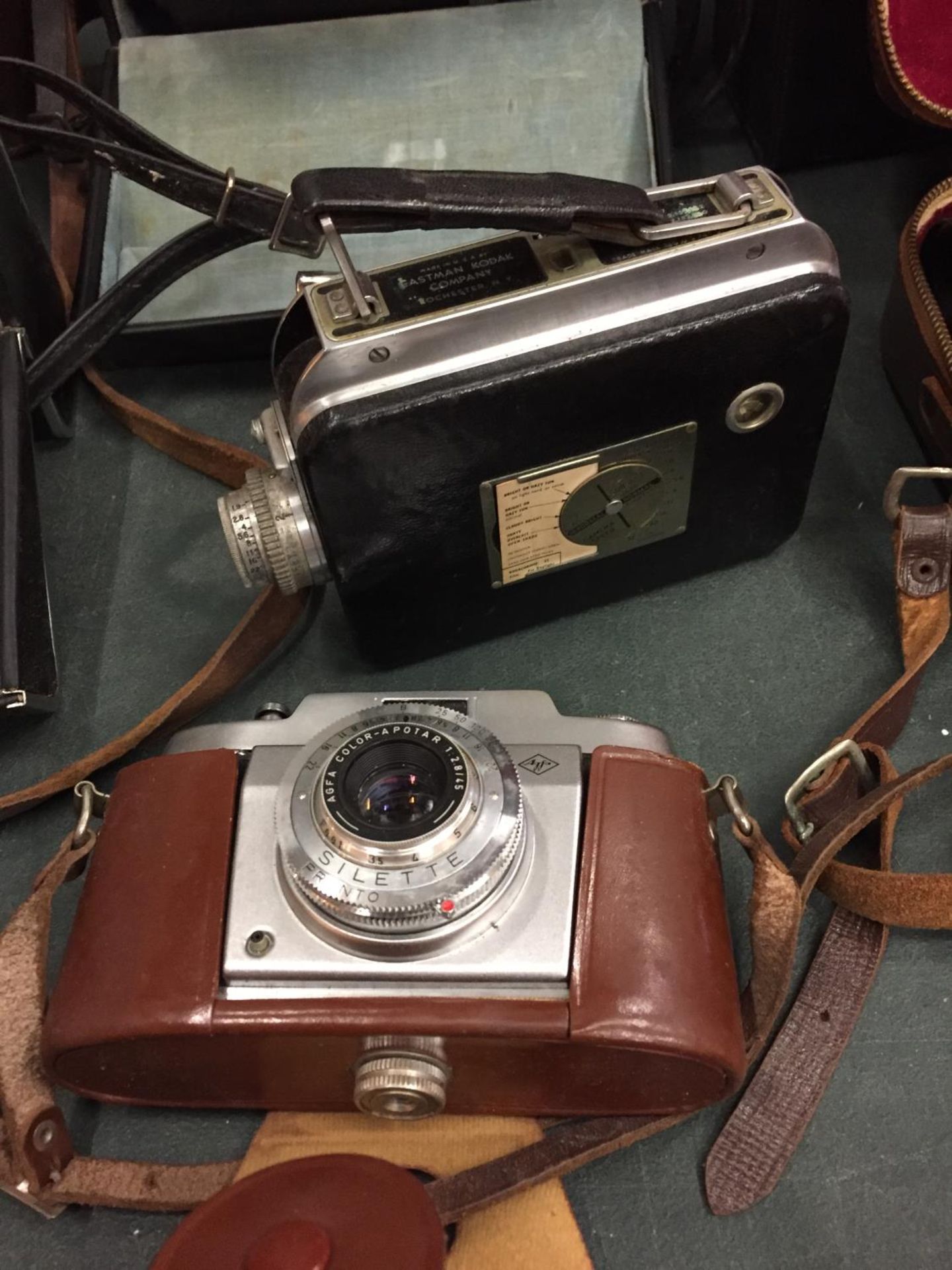 AN ASSORTMENT OF CAMERAS TO INCLUDE A CHINON FACEL, A MAGAZINE CINE-KODAK EIGHT MODEL 90, A PAILLARD - Image 4 of 9