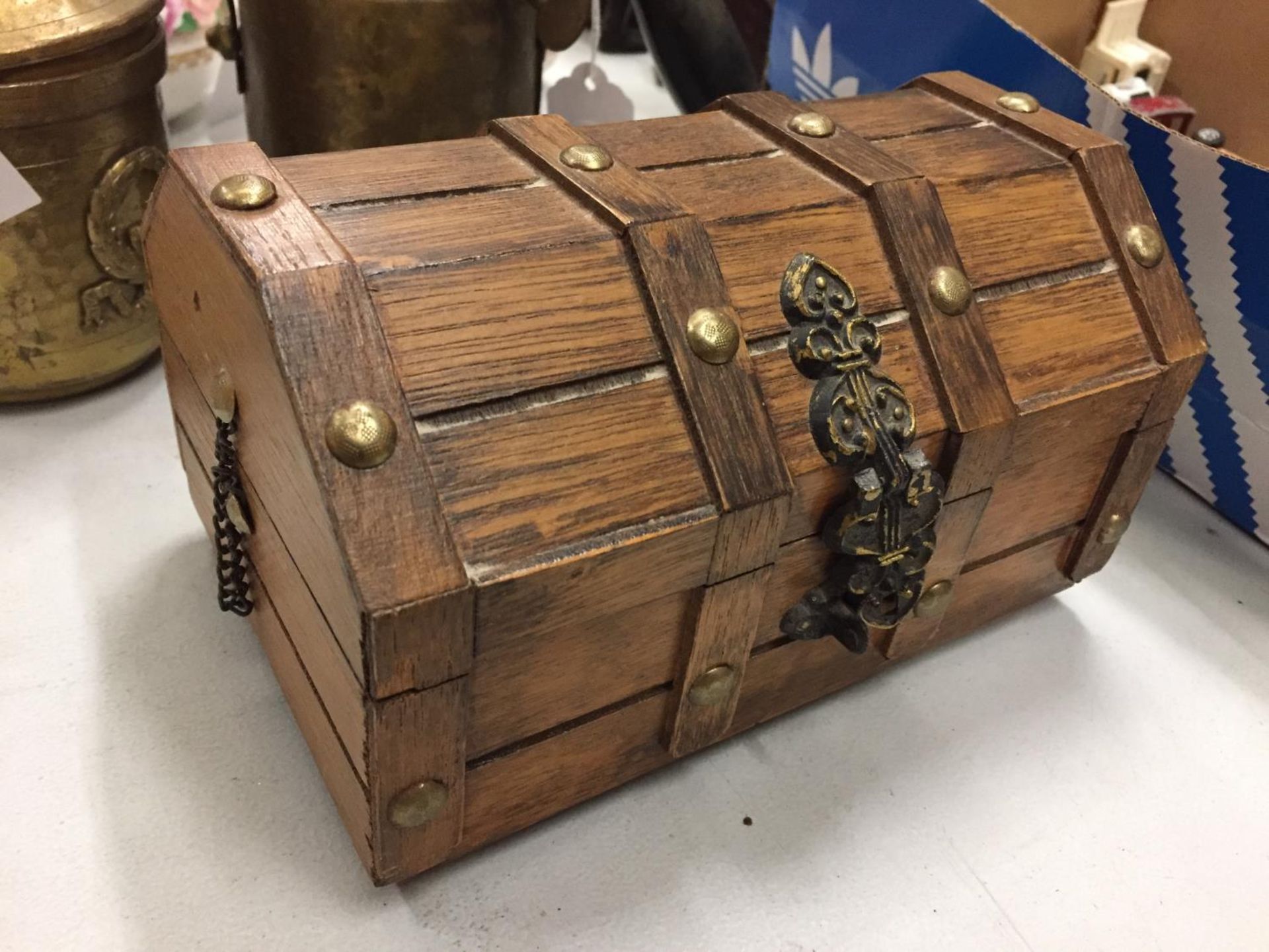 A TREEN BOX IN THE FORM OF A TREASURE CHEST CONTAINING VINTAGE COSTUME JEWELLERY TO INCLUDE - Image 3 of 4