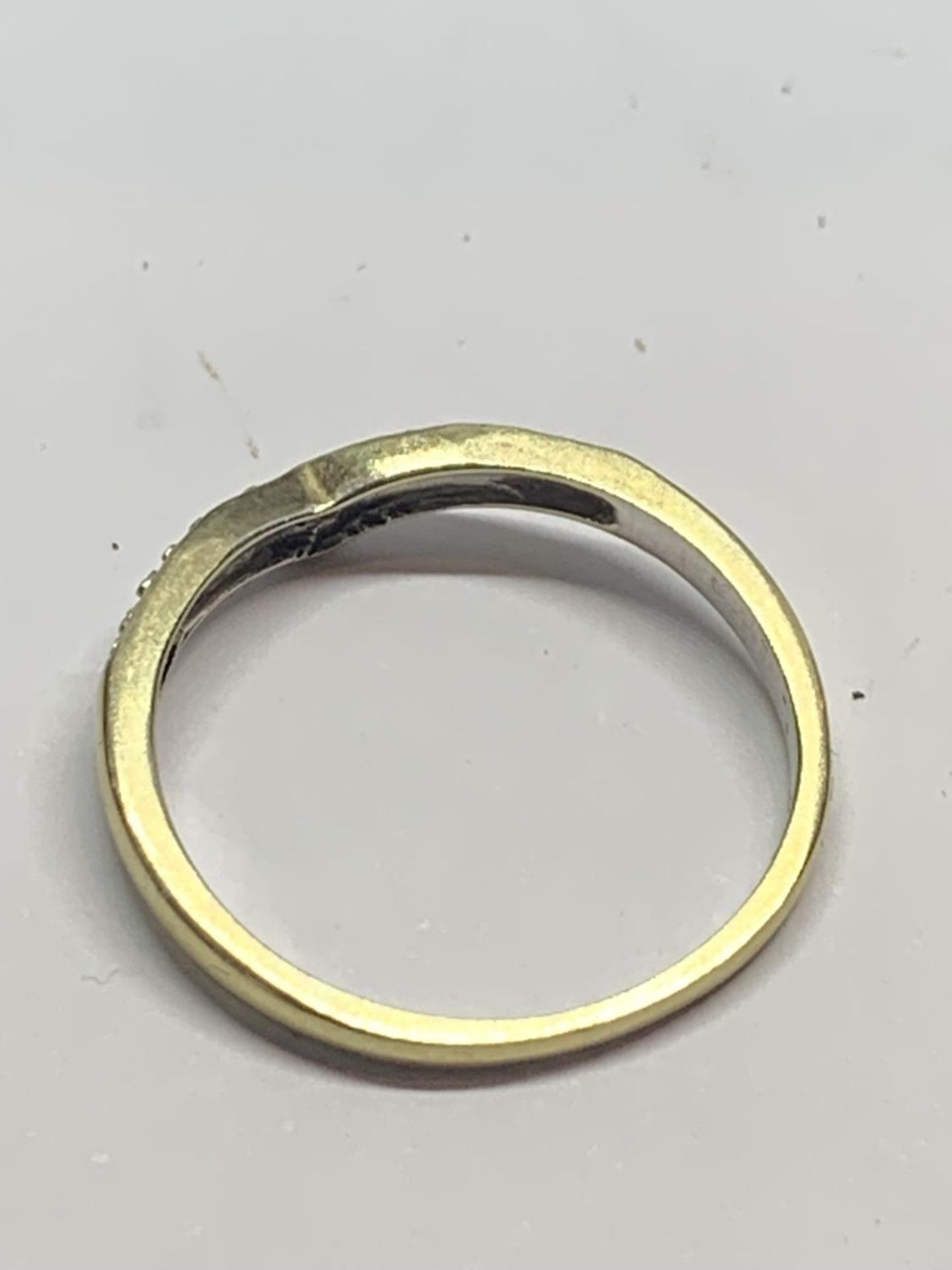 A 9 CARAT GOLD RING WITH DIAMONDS IN A WISHBONE DESIGN SIZE O WITH A PRESENTATION BOX - Image 5 of 5