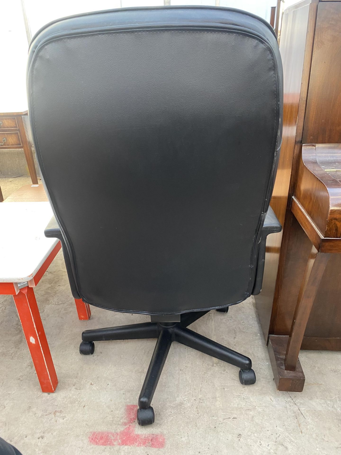 A MODERN BLACK OFFICE SWIVEL ARM CHAIR - Image 3 of 3