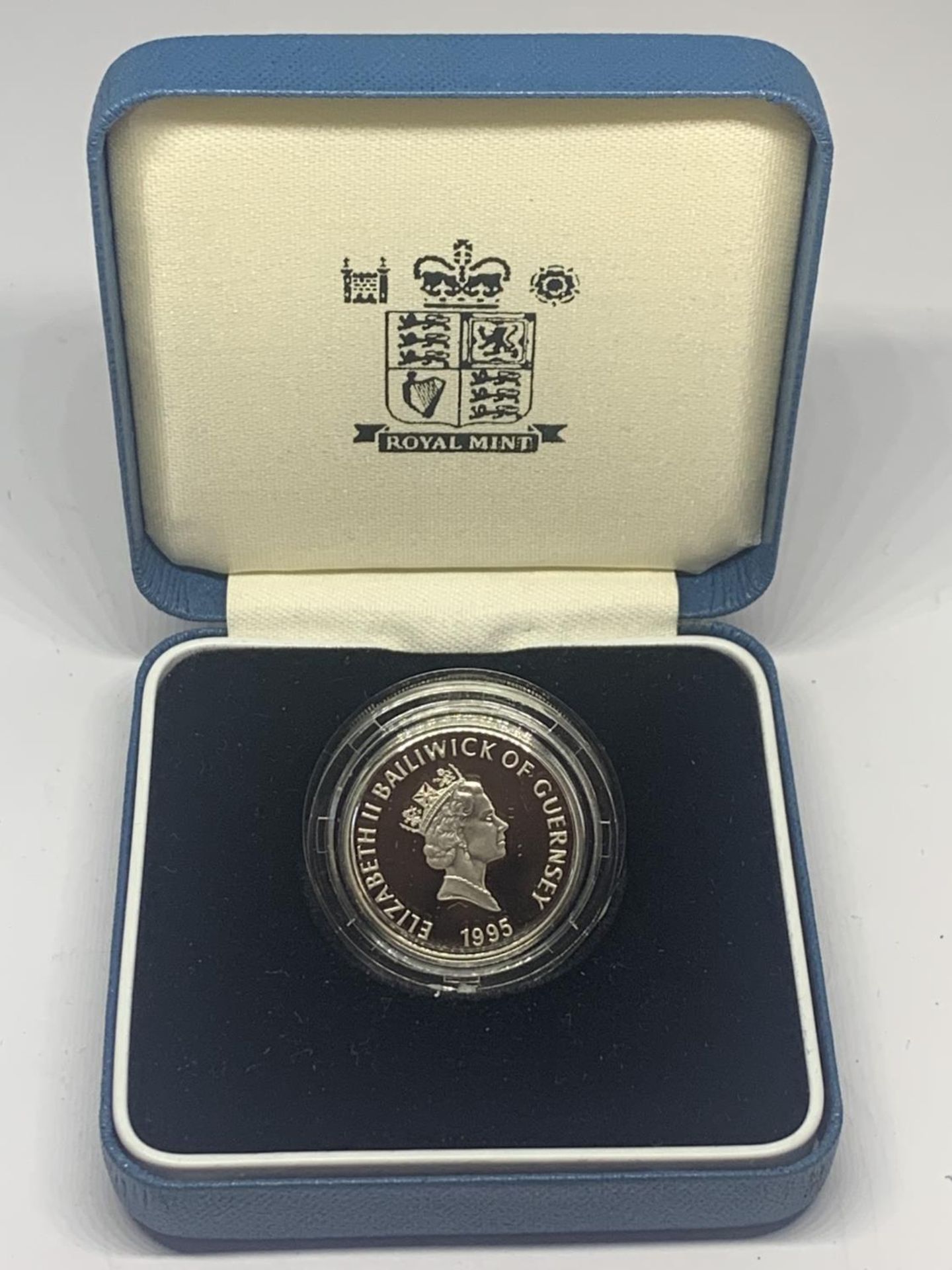 A BOXED SILVER ONE POUND PROOF COIN 1995 ELIZABETH II BAILIWICK OF GUERNSEY