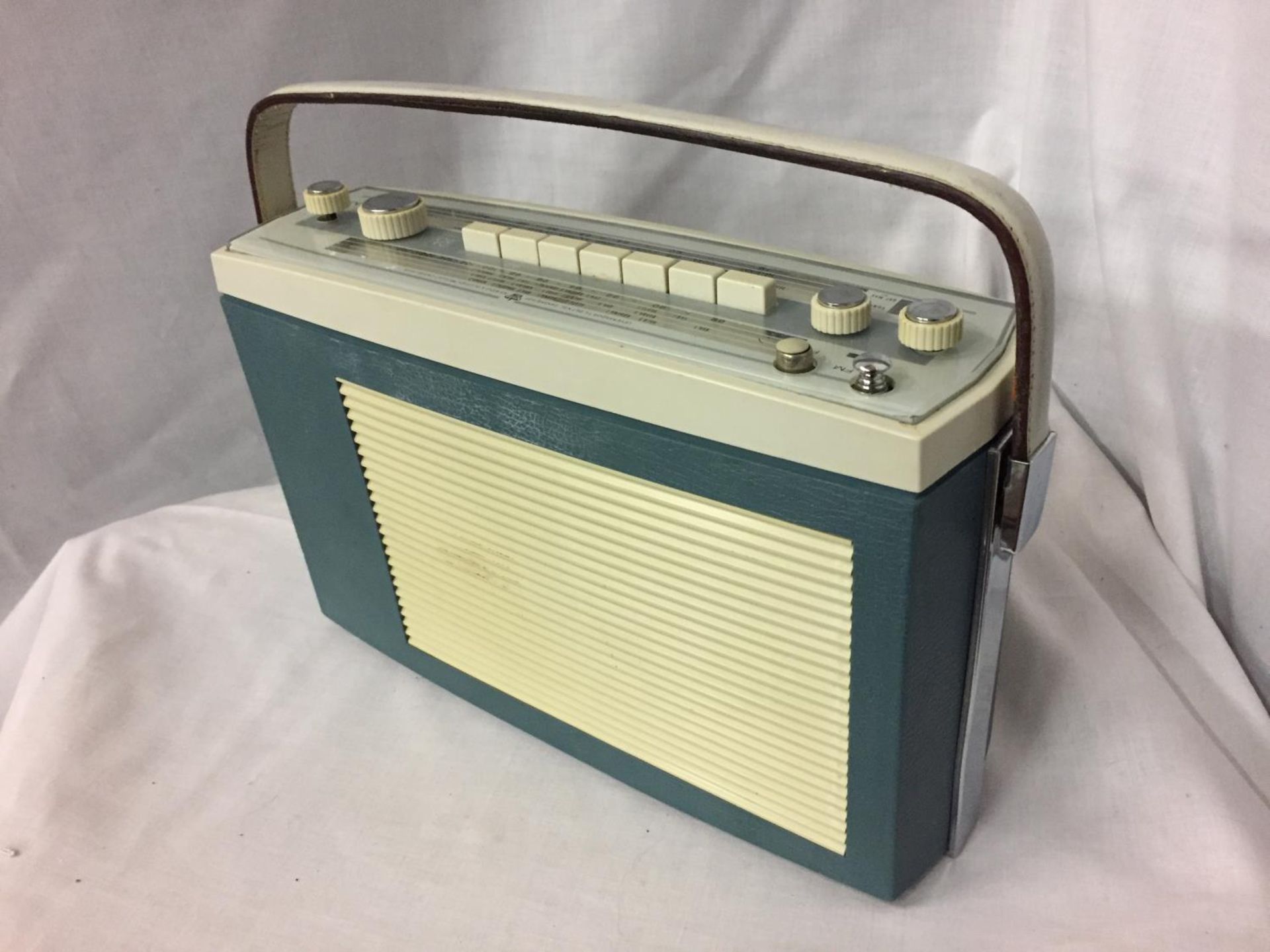 A RETRO BANG AND OLUFSEN RADIO IN A CREAM AND BLUE COLOUR - Image 5 of 5