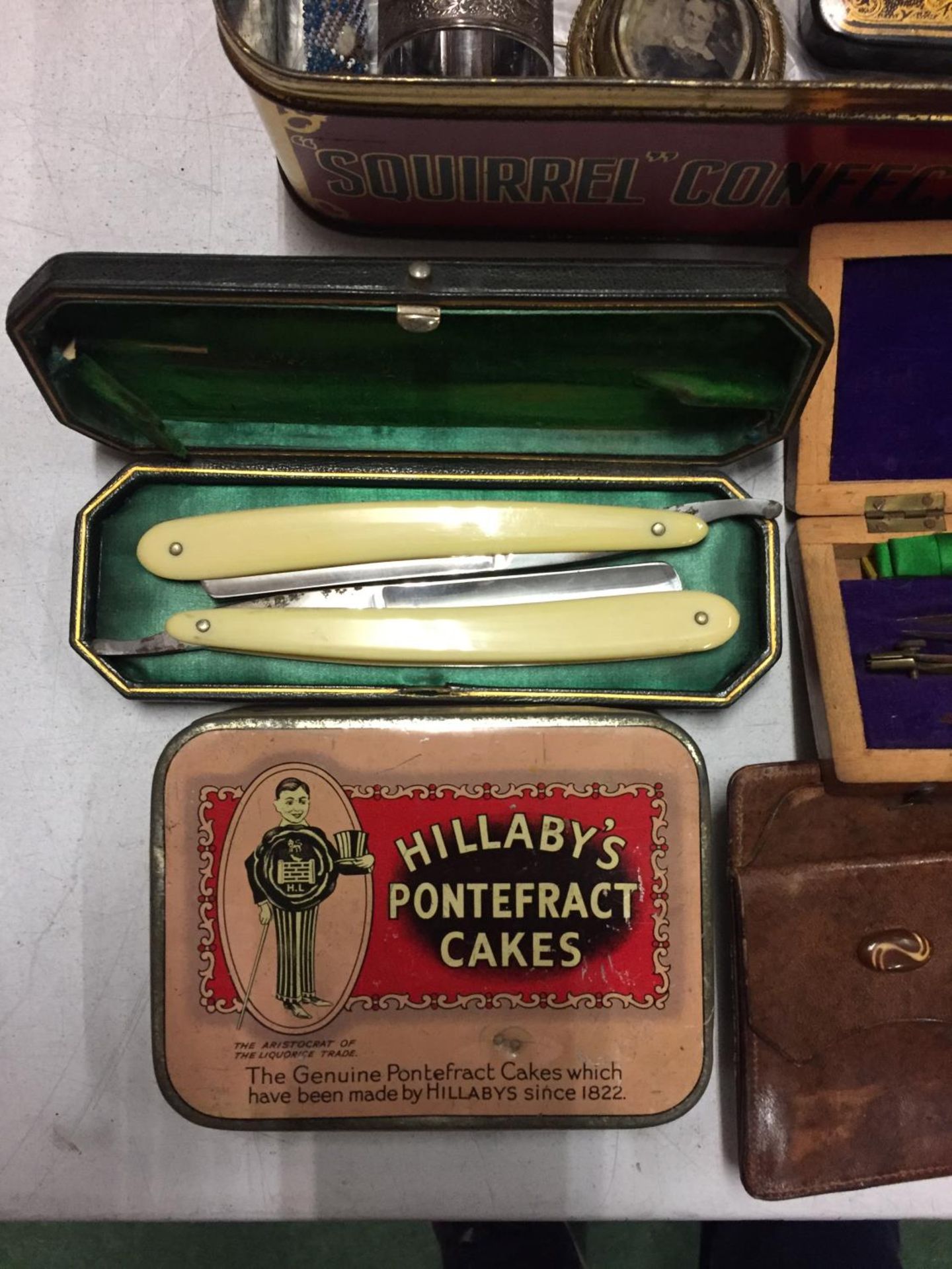 VARIOUS VINTAGE ITEMS TO INCLUDE A SCOTTS PORRIDGE OATS TIN, HILLABYS PONTEFRACT CAKES TIN, RAZORS - Image 2 of 5