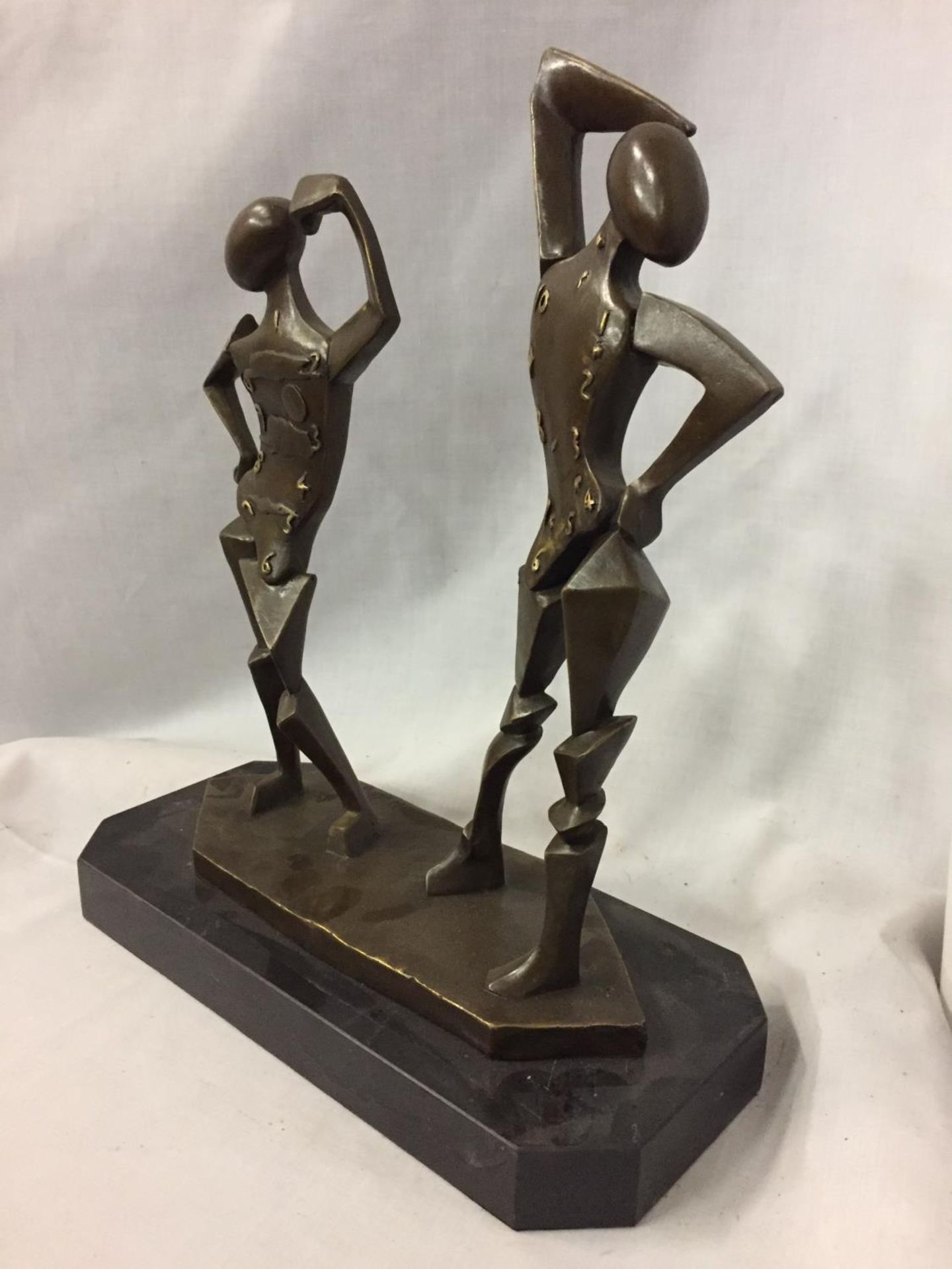 A BRONZE SCULPTURE OF TWO SALVADOR DALI FIGURES ON A MARBLE BASE H:35CM - Image 2 of 5
