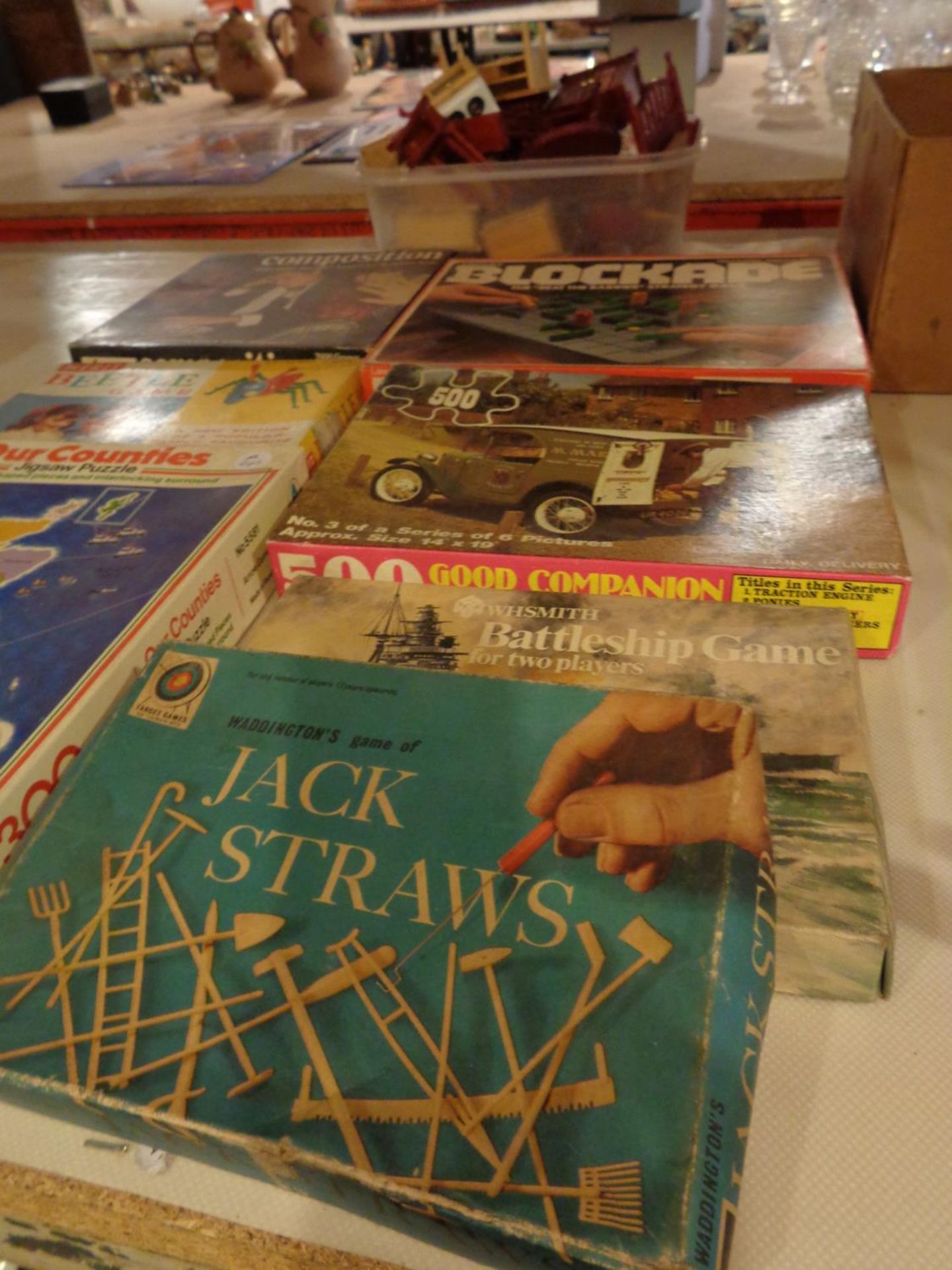 VINTAGE CHILDREN'S GAMES TO INCLUDE JACK STRAWS, BEETLE, BATTLESHIPS AND DOLL'S HOUSE FURNITURE - Image 2 of 3