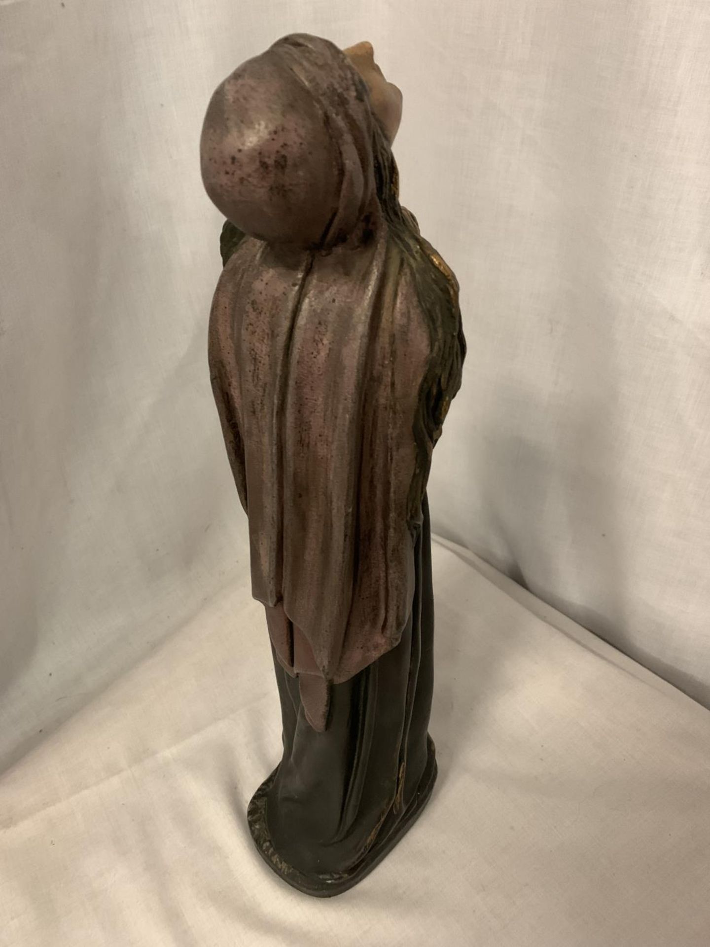 A CERAMIC FIGURE OF A LADY IN PRAYER HEIGHT APPROX 41CM - Image 4 of 6