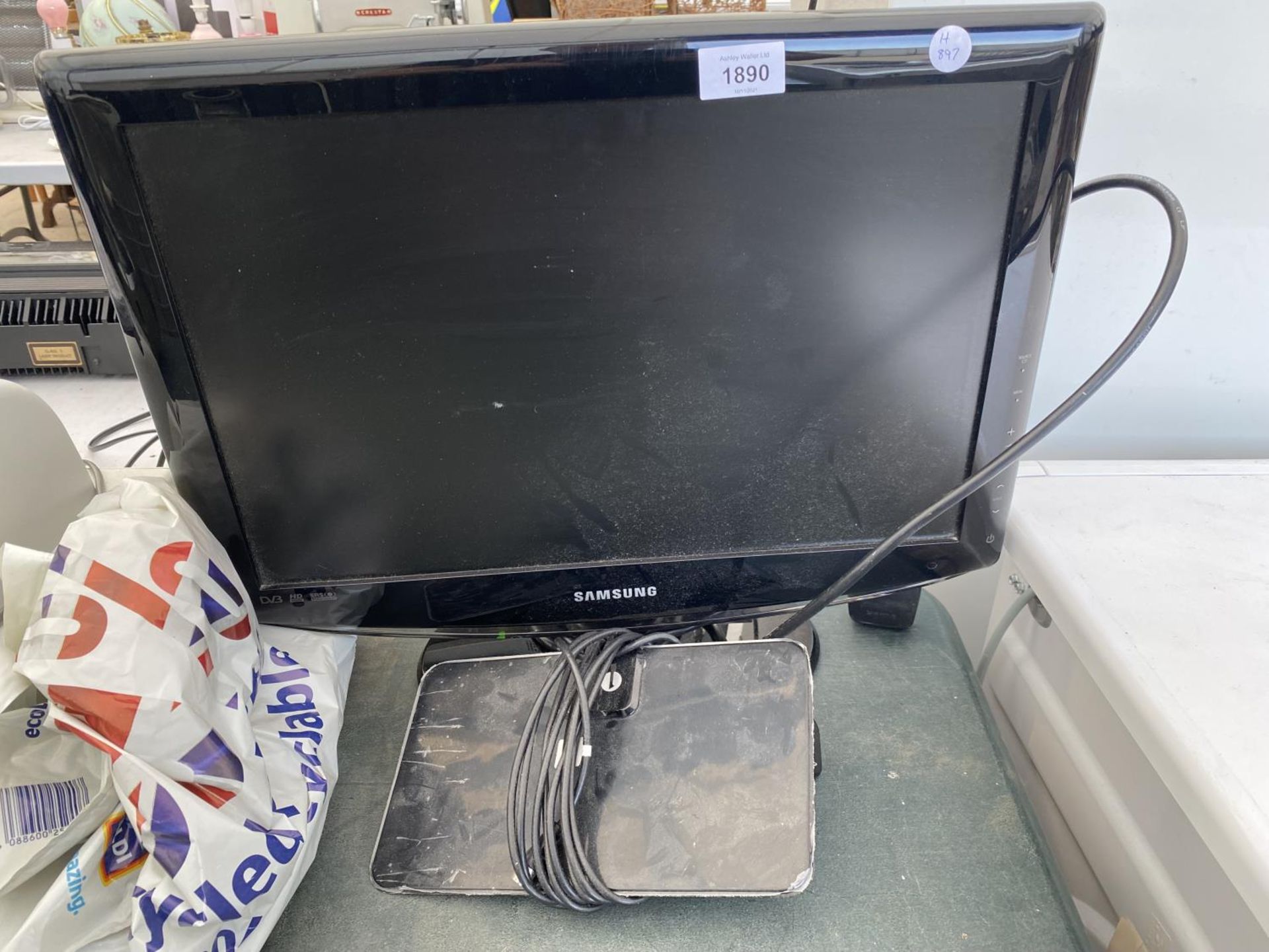 A SAMSUNG 19" TELEVISION WITH REMOTE CONTROL