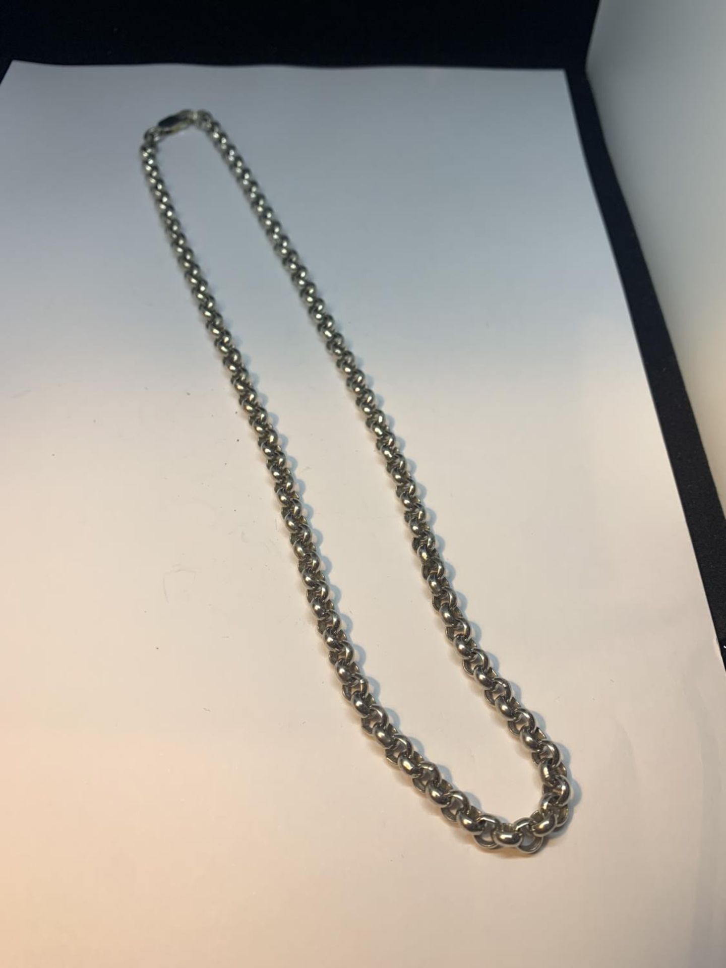 A SILVER BELCHER CHAIN NECKLACE LENGTH 22 INCHES