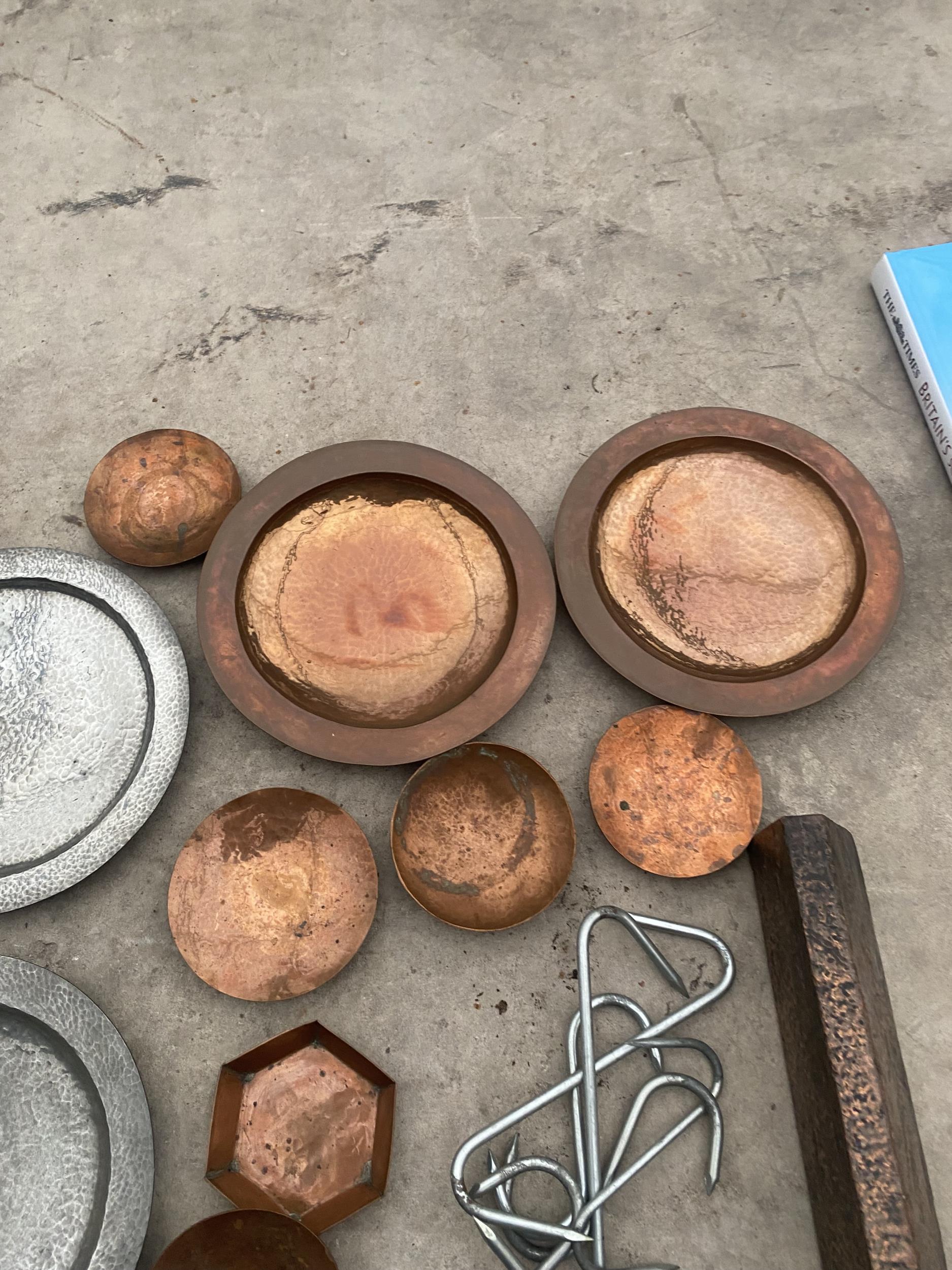AN ASSORTMENT OF COPPER AND PEWTER ITEMS TO INCLUDE A FIRE FENDER, COPPER DISHES AND PEWTER DISHES - Image 2 of 2