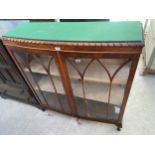AN EARLY 20TH CENTURY MAHOGANY ROPE-END CHINA CABINET WITH GREEN BAIZE TO THE TOP, 45" WIDE