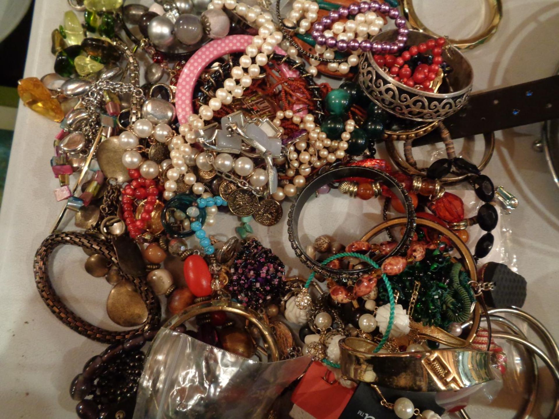 A SELECTION OF COSTUME JEWELLERY TO INCLUDE BRACELETS, BANGLES AND BEADED NECKLACES ETC - Image 3 of 4