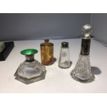 FOUR VINTAGE PERFUME BOTTLES TO INCLUDE TWO WITH HALLMARKED TOPS, ONE WITH A HALLMARKED COLLAR AND A