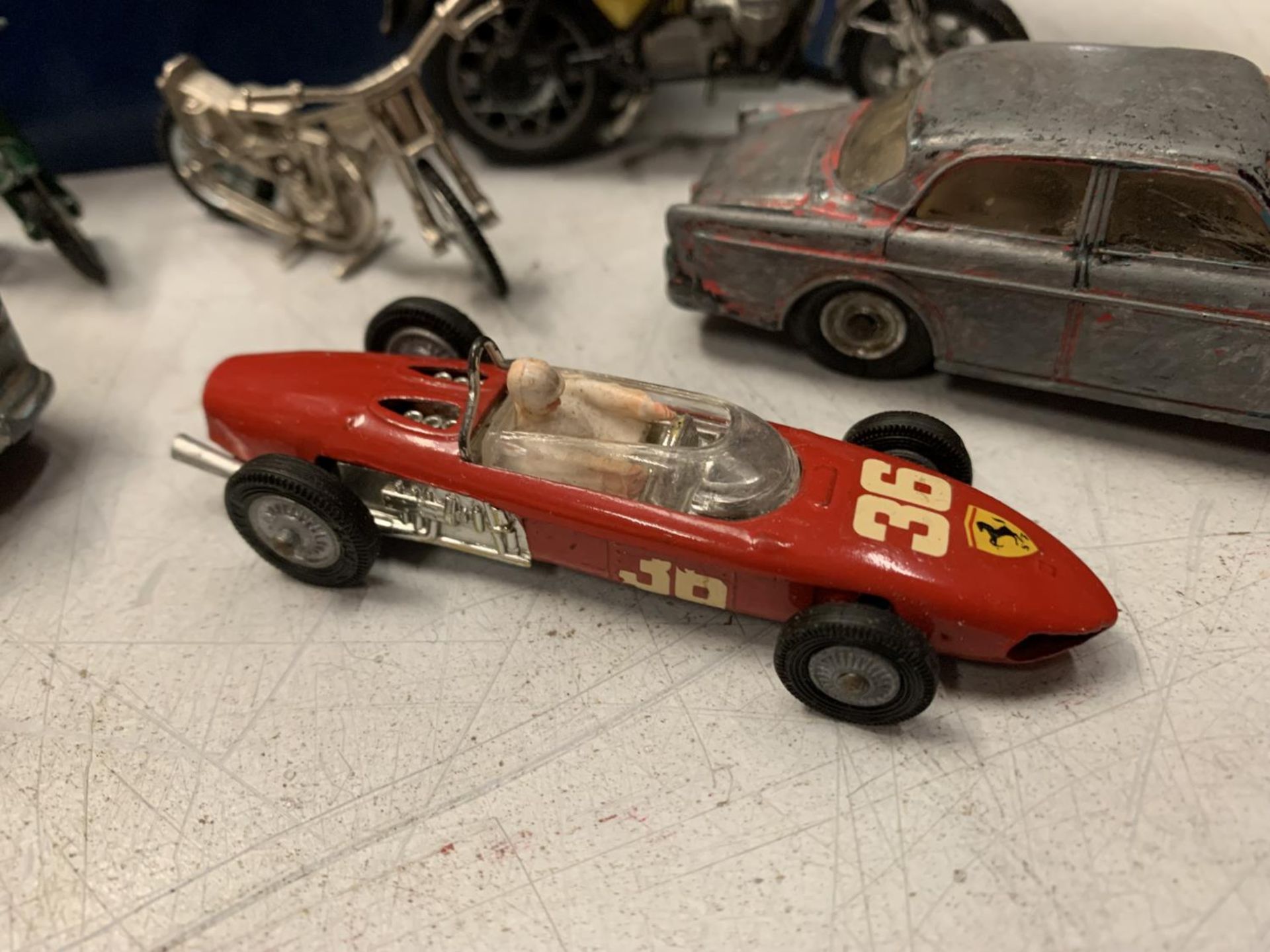 EIGHT VINTAGE TOY VEHICLES TO INCLUDE CARS AND MOTORBIKES - Image 4 of 12