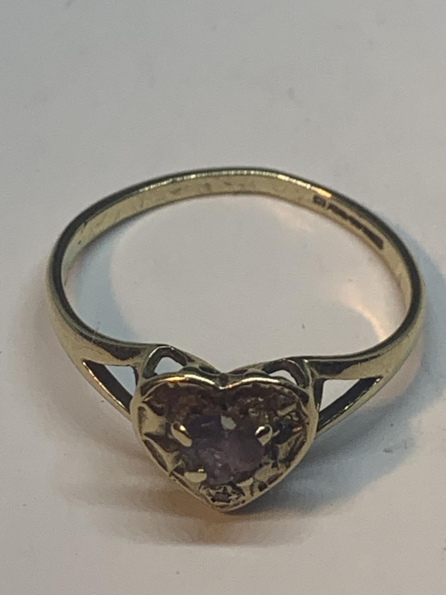 A 9 CARAT GOLD RING WITH A PURPLE STONE AND DIAMONDS IN A HEART DESIGN SIZE M WITH A PRESENTATION - Image 3 of 5