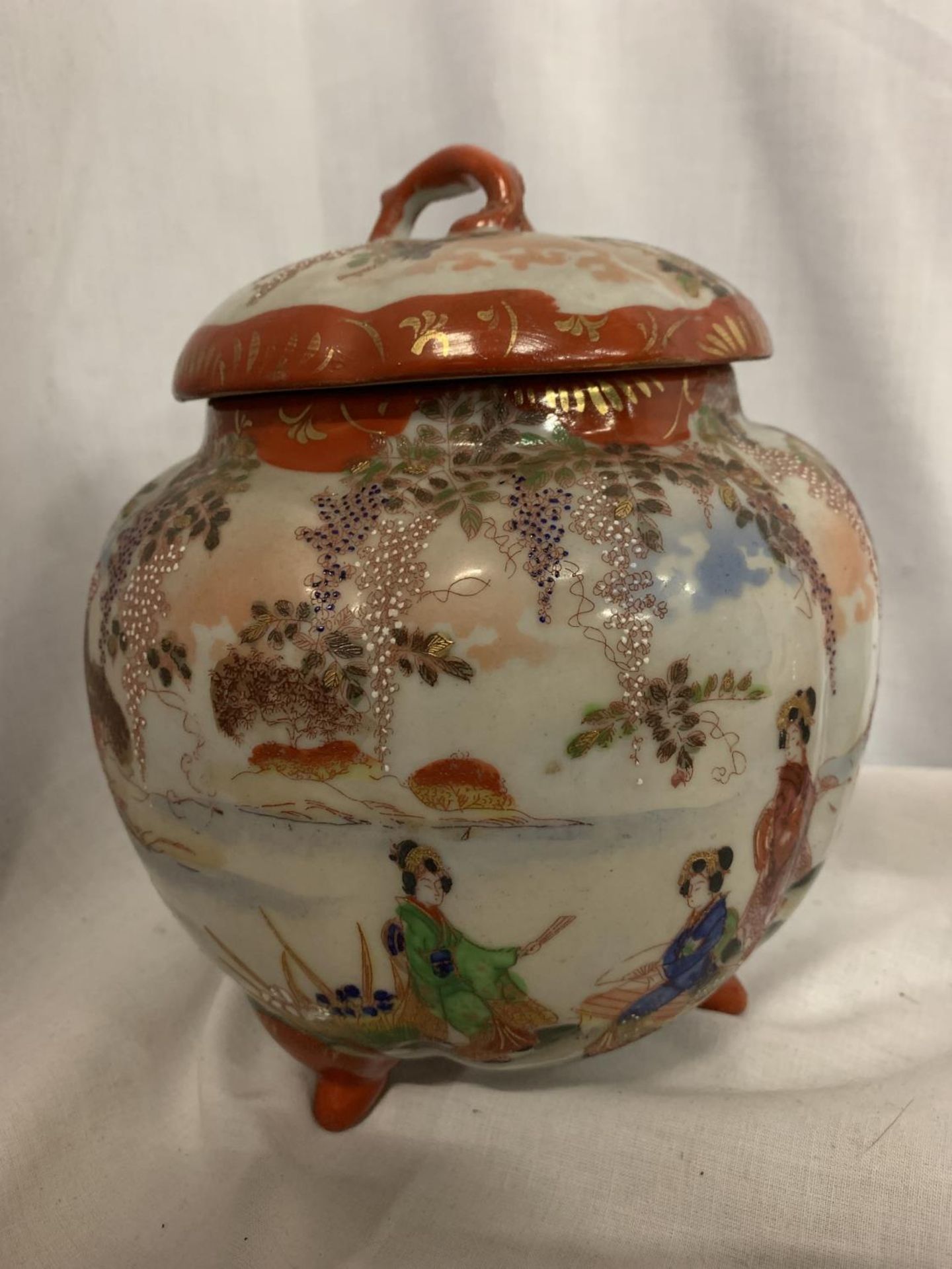 A JAPENESE STYLE COLLECTION TO INCLUDE A JAPENESE STYLE LIDDED JAR, TEA POT , JUG AND A PAINTED BOWL - Image 5 of 9