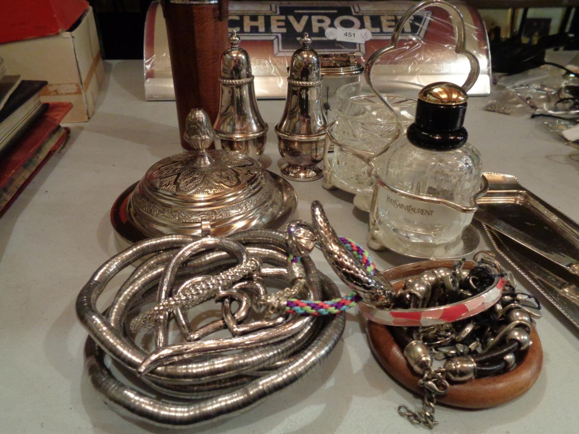 A NUMBER OF SILVER PLATED ITEMS TO INCLUDE A SALT AND PEPPER SHAKER AND ALSO SOME COSTUME JEWELLERY - Image 2 of 4