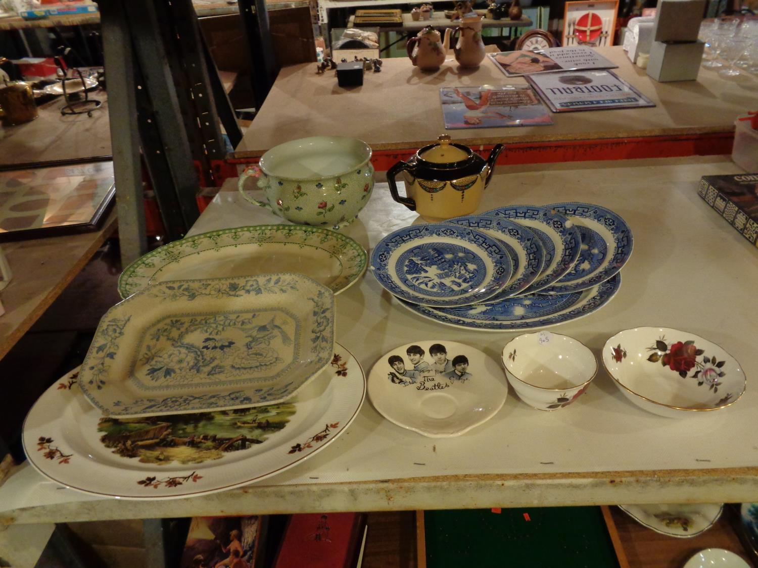A QUANTITY OF ITEMS TO INCLUDE SERVING PLATES, PLATES, TEAPOT, JUG ETC