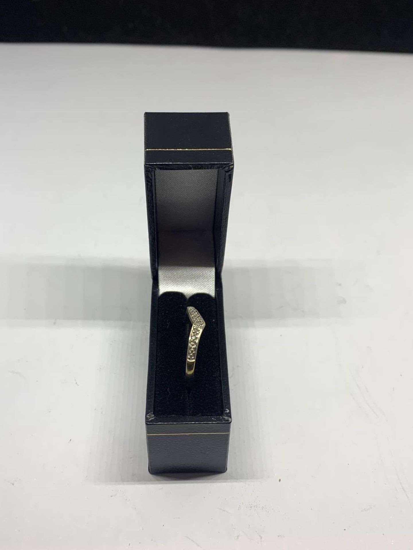 A 9 CARAT GOLD RING WITH DIAMONDS IN A WISHBONE DESIGN SIZE O WITH A PRESENTATION BOX - Image 3 of 5